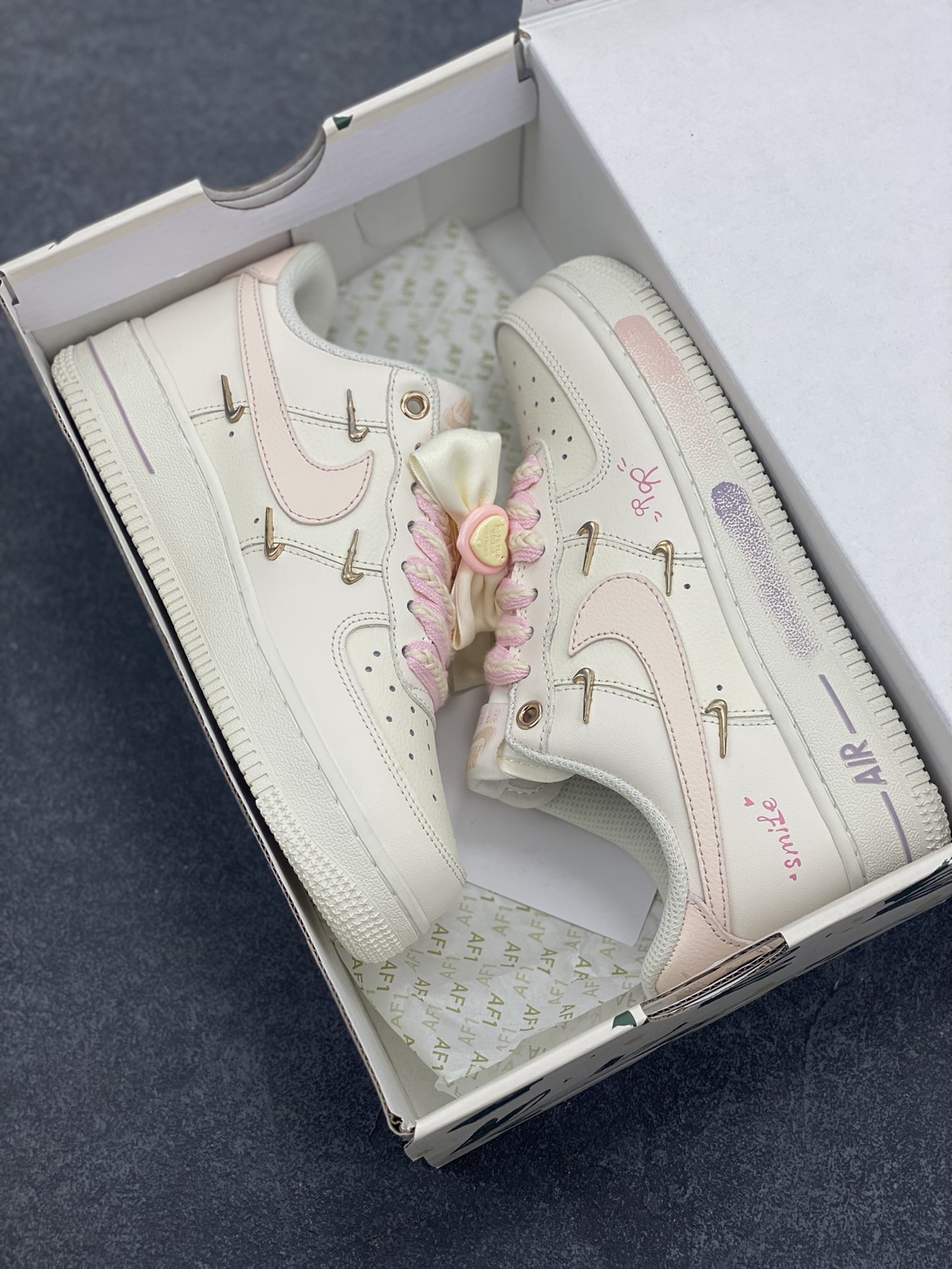 图片[9]-“爱心蝴蝶结”✨订制空军一号板鞋 ，该定制版球鞋选用原鞋款为Nike Air Force 1\’07 空军一号低帮休闲板鞋，此款鞋子设计风格以简约风为主，配色方面以米色和粉色搭配，增加涂鸦点缀，让整体更显层次感，时尚百搭。 货号：FC1122-333 尺码：35.5 36 36.5 37.5 38 38.5 39 40 40.5 41 42-选品中心