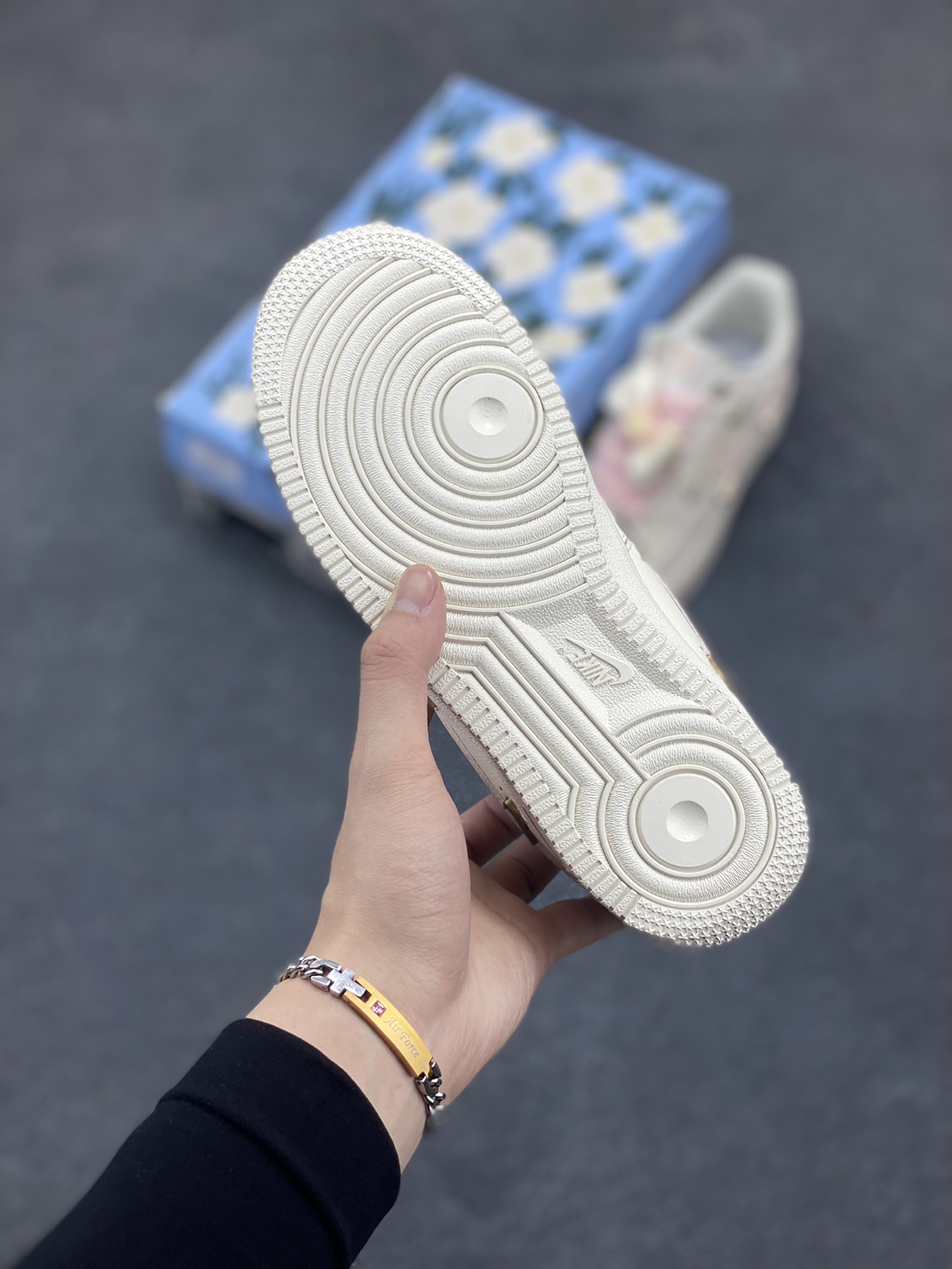 图片[5]-“爱心蝴蝶结”✨订制空军一号板鞋 ，该定制版球鞋选用原鞋款为Nike Air Force 1\’07 空军一号低帮休闲板鞋，此款鞋子设计风格以简约风为主，配色方面以米色和粉色搭配，增加涂鸦点缀，让整体更显层次感，时尚百搭。 货号：FC1122-333 尺码：35.5 36 36.5 37.5 38 38.5 39 40 40.5 41 42-选品中心