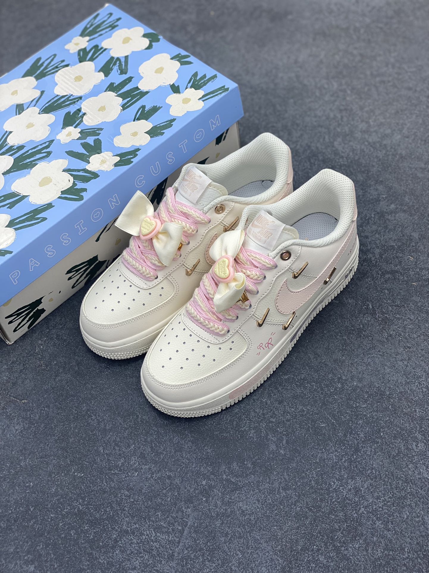 图片[8]-“爱心蝴蝶结”✨订制空军一号板鞋 ，该定制版球鞋选用原鞋款为Nike Air Force 1\’07 空军一号低帮休闲板鞋，此款鞋子设计风格以简约风为主，配色方面以米色和粉色搭配，增加涂鸦点缀，让整体更显层次感，时尚百搭。 货号：FC1122-333 尺码：35.5 36 36.5 37.5 38 38.5 39 40 40.5 41 42-选品中心