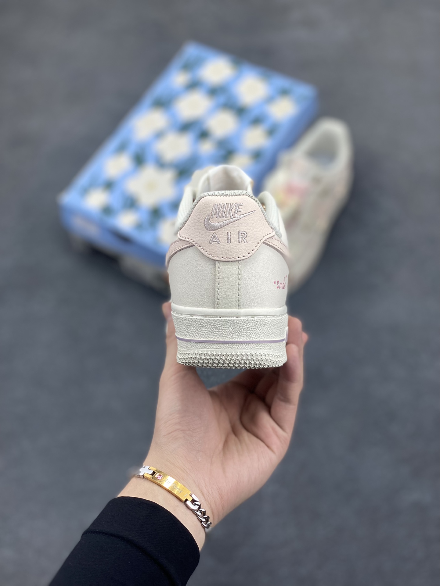 图片[4]-“爱心蝴蝶结”✨订制空军一号板鞋 ，该定制版球鞋选用原鞋款为Nike Air Force 1\’07 空军一号低帮休闲板鞋，此款鞋子设计风格以简约风为主，配色方面以米色和粉色搭配，增加涂鸦点缀，让整体更显层次感，时尚百搭。 货号：FC1122-333 尺码：35.5 36 36.5 37.5 38 38.5 39 40 40.5 41 42-选品中心