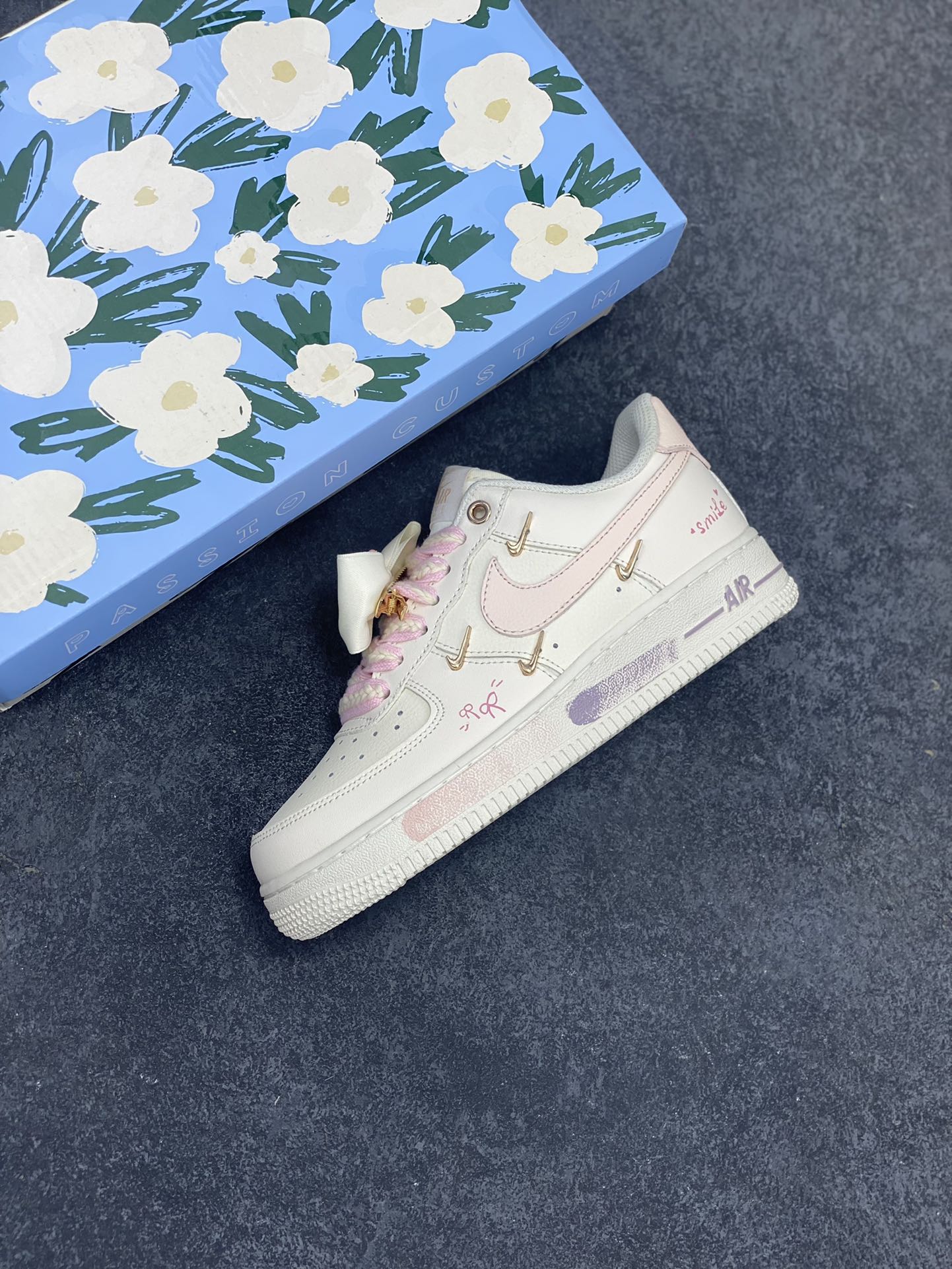 图片[7]-“爱心蝴蝶结”✨订制空军一号板鞋 ，该定制版球鞋选用原鞋款为Nike Air Force 1\’07 空军一号低帮休闲板鞋，此款鞋子设计风格以简约风为主，配色方面以米色和粉色搭配，增加涂鸦点缀，让整体更显层次感，时尚百搭。 货号：FC1122-333 尺码：35.5 36 36.5 37.5 38 38.5 39 40 40.5 41 42-选品中心