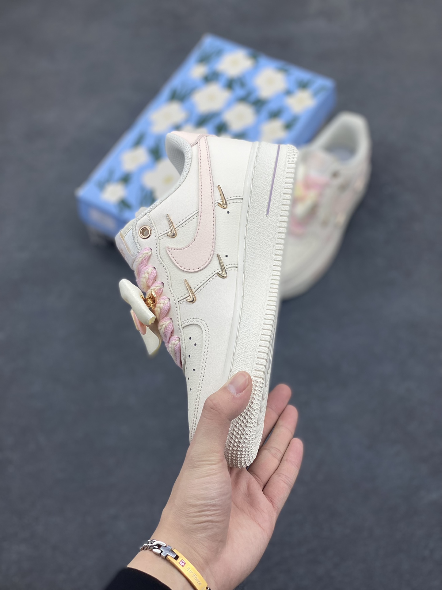 图片[3]-“爱心蝴蝶结”✨订制空军一号板鞋 ，该定制版球鞋选用原鞋款为Nike Air Force 1\’07 空军一号低帮休闲板鞋，此款鞋子设计风格以简约风为主，配色方面以米色和粉色搭配，增加涂鸦点缀，让整体更显层次感，时尚百搭。 货号：FC1122-333 尺码：35.5 36 36.5 37.5 38 38.5 39 40 40.5 41 42-选品中心