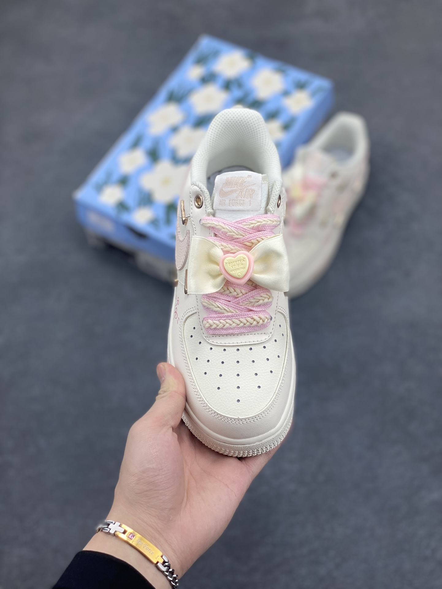 图片[2]-“爱心蝴蝶结”✨订制空军一号板鞋 ，该定制版球鞋选用原鞋款为Nike Air Force 1\’07 空军一号低帮休闲板鞋，此款鞋子设计风格以简约风为主，配色方面以米色和粉色搭配，增加涂鸦点缀，让整体更显层次感，时尚百搭。 货号：FC1122-333 尺码：35.5 36 36.5 37.5 38 38.5 39 40 40.5 41 42-选品中心