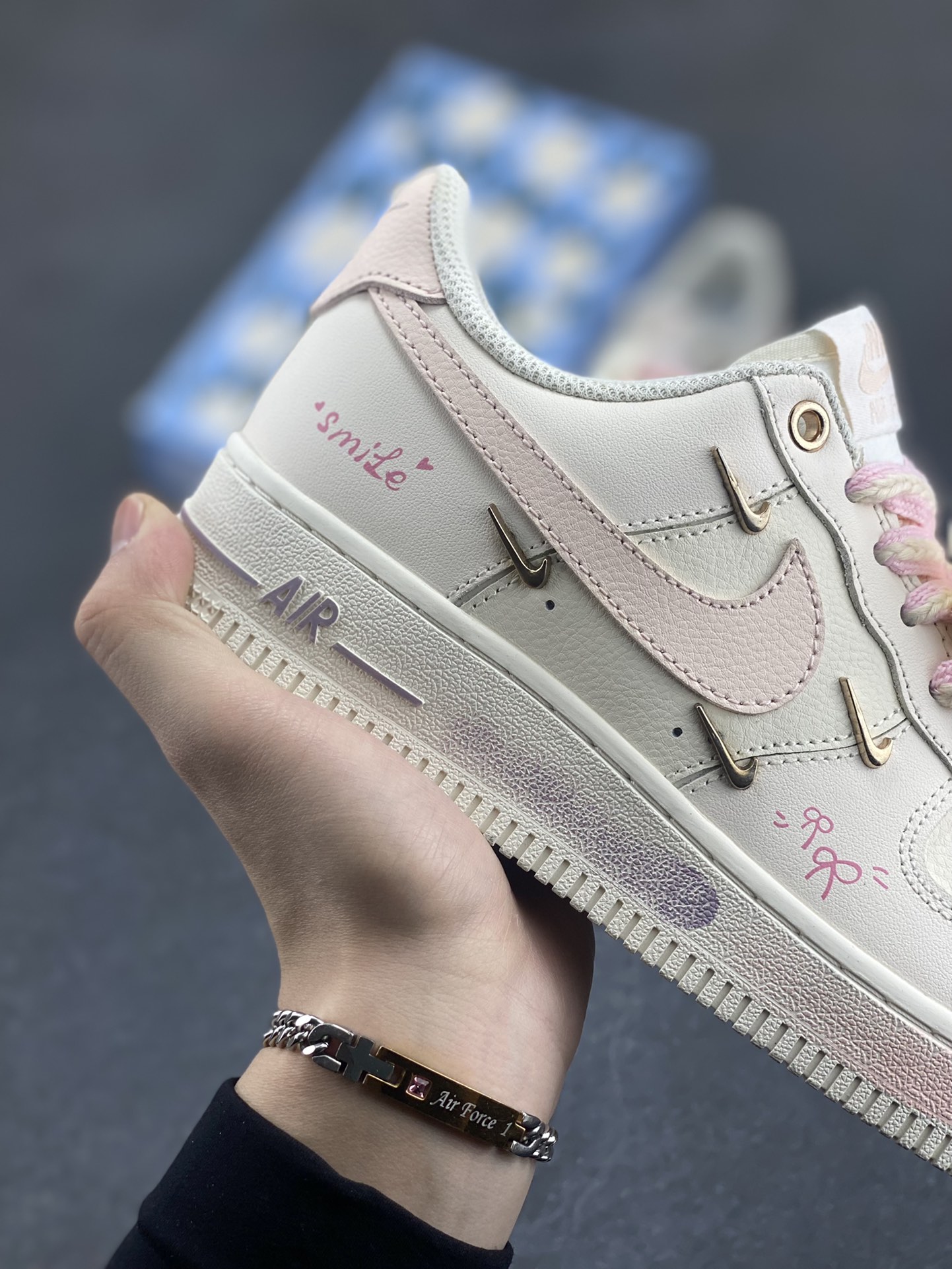 图片[6]-“爱心蝴蝶结”✨订制空军一号板鞋 ，该定制版球鞋选用原鞋款为Nike Air Force 1\’07 空军一号低帮休闲板鞋，此款鞋子设计风格以简约风为主，配色方面以米色和粉色搭配，增加涂鸦点缀，让整体更显层次感，时尚百搭。 货号：FC1122-333 尺码：35.5 36 36.5 37.5 38 38.5 39 40 40.5 41 42-选品中心