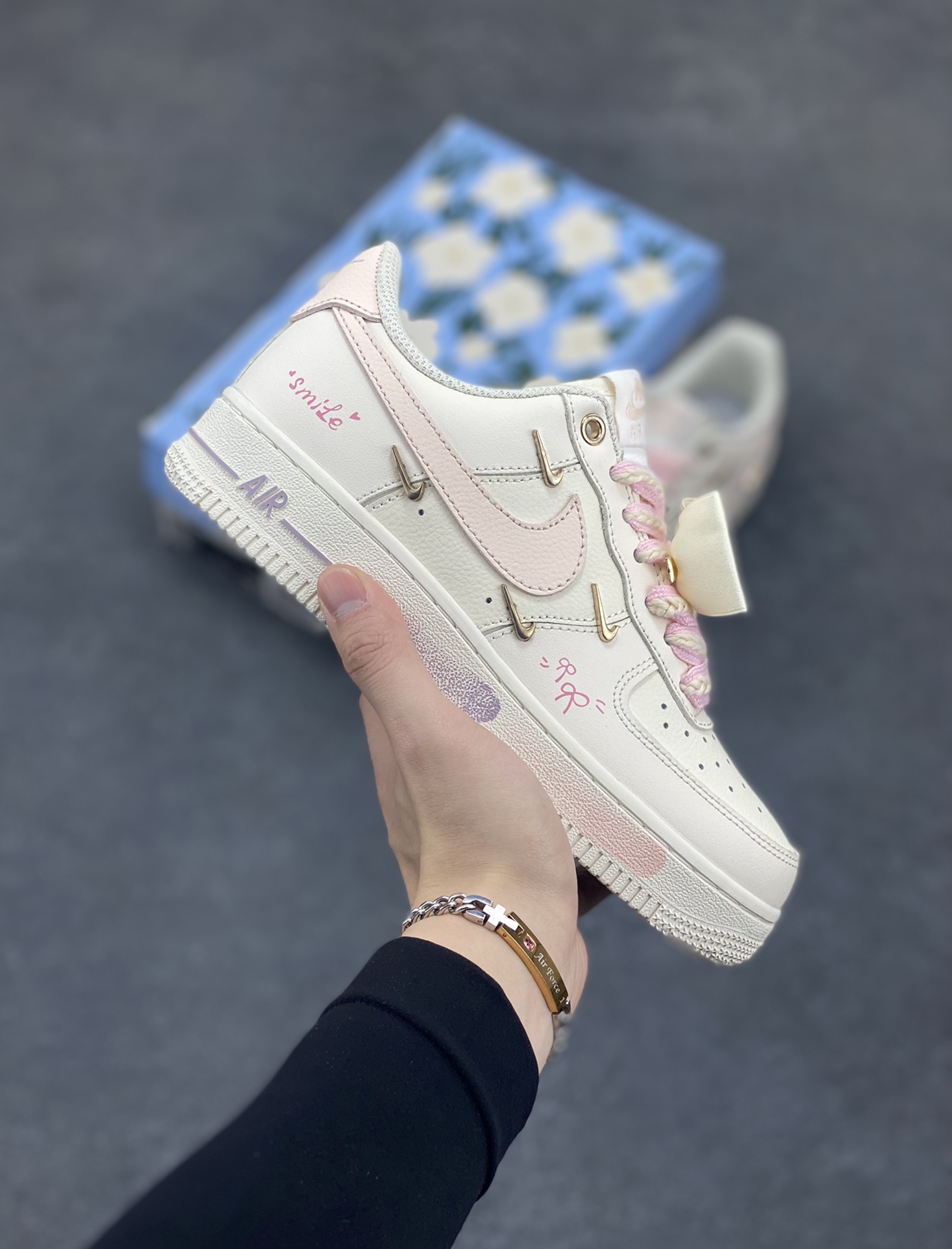 “爱心蝴蝶结”✨订制空军一号板鞋 ，该定制版球鞋选用原鞋款为Nike Air Force 1\'07 空军一号低帮休闲板鞋，此款鞋子设计风格以简约风为主，配色方面以米色和粉色搭配，增加涂鸦点缀，让整体更显层次感，时尚百搭。 货号：FC1122-333 尺码：35.5 36 36.5 37.5 38 38.5 39 40 40.5 41 42-选品中心