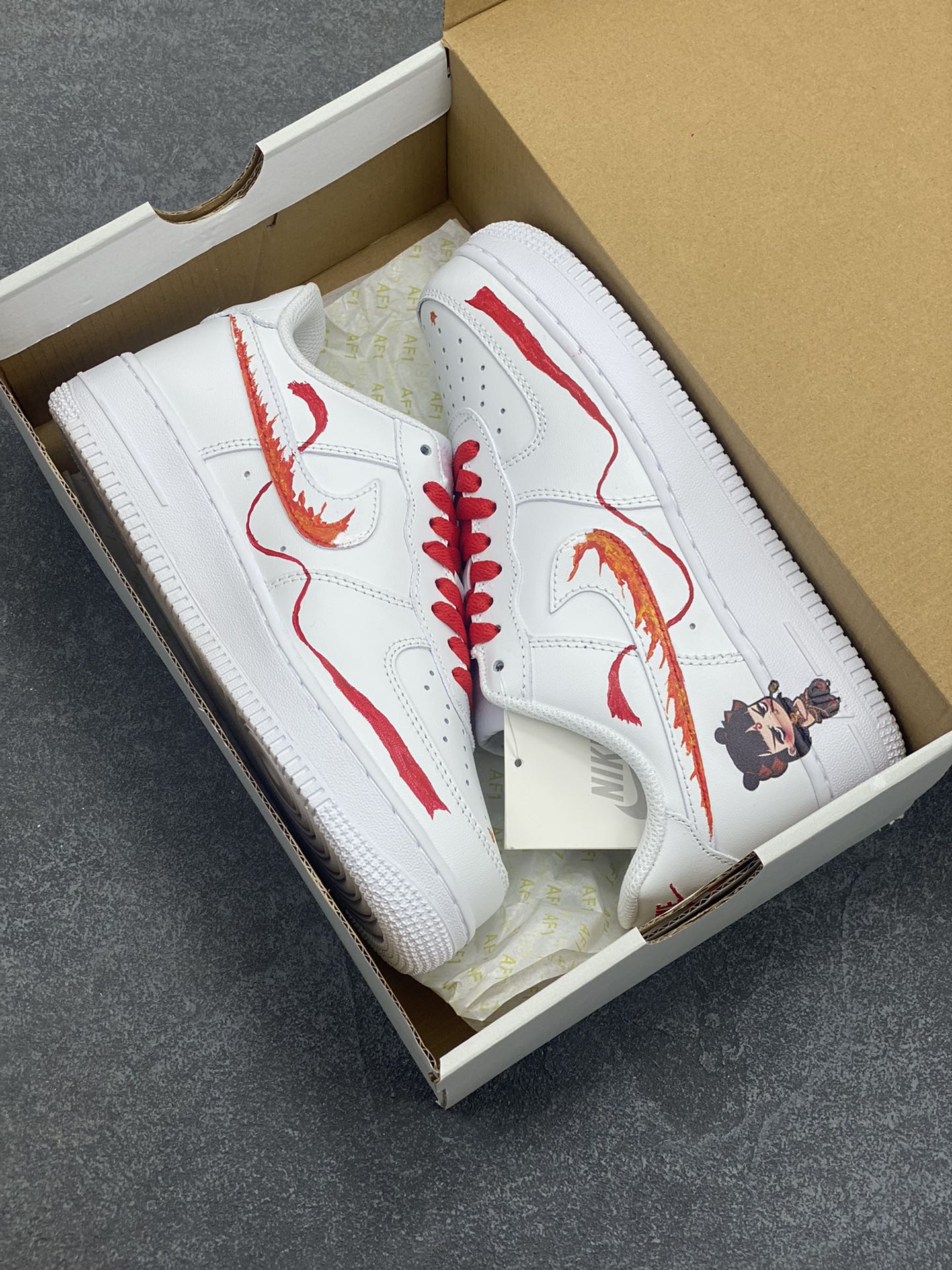 图片[9]-Air Force 1 Low 哪吒手绘涂鸦 原楦头原纸板 打造纯正空军版型 #专注外贸渠道 全掌内置蜂窝气垫 #原盒配件 原厂中底钢印、拉帮完美 货号：DD8959-100 尺码：36 36.5 37.5 38 38.5 39 40 40.5 41 42 42.5 43 44 44.5 45-选品中心