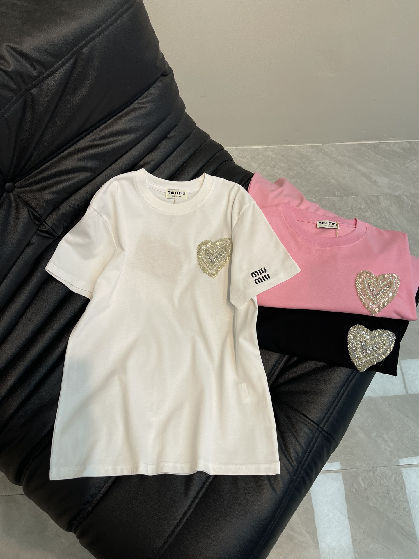 NO:320774,Miumi*25 spring and summer new heavy-industrial love bead piece diamond-inlaid short-sleeved T-shirt, cuff printing design, imported pure cotton fabric, classic style versatile and not picky, and the upper body is very beautiful!  SML A,,miumiu,T-shirt,tees,t-shirt,alexander wang19860909Miumi*25春夏新款重工爱心珠片镶钻短袖T恤,袖口印胶字母设计,进口纯棉面料,经典版型百搭不挑人,上身非常漂亮！SML A,,miumiu,T-shirt,tees，t-shirt,alexander wang,Women's clothing