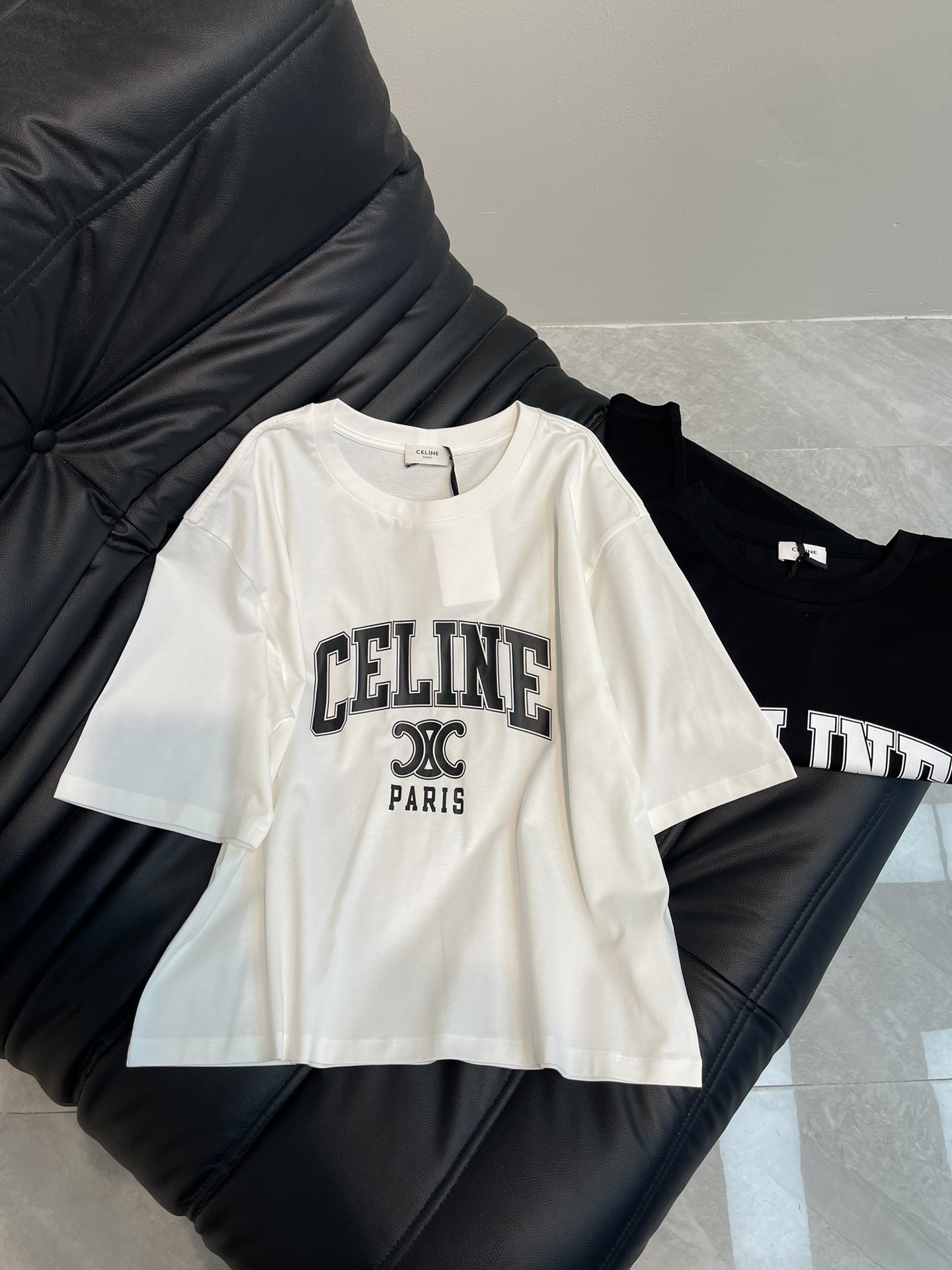 NO:320783,Celin*25 spring and summer new letter printed short T-shirt, a classic style produced by CE family every year, simple chic style and the logo of the Arc de Triomphe can be said to be a spring/summer/autumn. It is always versatile and indispensable item for wearing!  !  Whether it is worn in a suit, jeans or in a coat, it is a delicate and effortless casual and fashionable feeling!  This classic evergreen style will never get out of date if it lasts!  SML A, celine, jackets & coats,tees, t-shirt, business suit, alexander wang19860909Celin*25春夏新款字母印花短款T恤,ce家每年都出的经典款,简约 chic风配上凯旋门的logo,可以说是春天/夏天/秋天 永远百搭好穿不能缺少的单品！！无论是穿在西装里牛仔服里还是外套里露出经典的 logo,都是精致又毫不费力的休闲时髦感！这种经典常青款真的是穿多久也都不会过时！SML A,,celine,jackets & coats,tees，t-shirt,business suit,alexander wang,Women's clothing