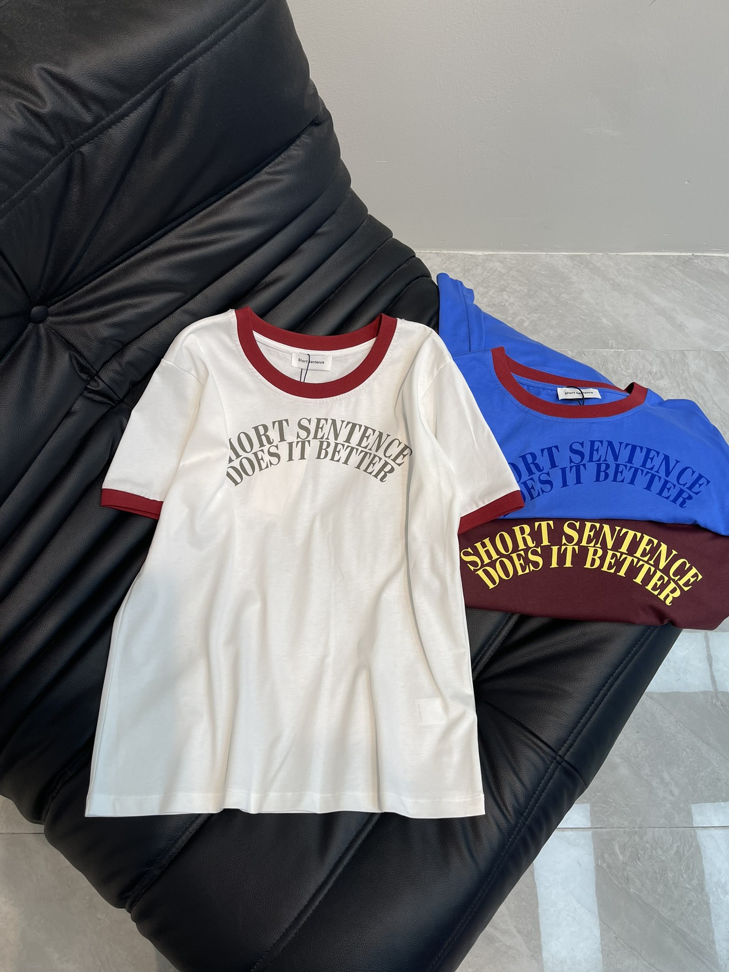 NO:320763,Short sent*nce 25 spring and summer new contrasting letter printed short-sleeved T-shirt with a full sense of design, clean and refreshing, full of youthful vitality, it is really hard not to love it!  The concave shape is perfectly beautiful and classic contrasting small round neck design is simple and easy to wear, and it attracts a lot of attention when walking on the street!  The youthful and energetic feel is loose and not picky about the figure at all!  It is inclusive and covers the flesh and makes you look thin!  Both appearance and comfort!  SML, T-shirt,tees,t-shirt,alexander wang19860909Short sent*nce 25春夏新款撞色字母印花短袖T恤 设计感十足 干净又清爽 满满的青春活力 真的狠难不爱啊！凹起造型来妥妥的好看经典的撞色小圆领设计简洁好穿 走在街上吸睛度满分！青春又活力的感觉宽松版型完全不挑身材！包容性好遮肉显瘦！颜值与舒适兼具！现货发售SML,,T-shirt,tees，t-shirt,alexander wang,Women's clothing