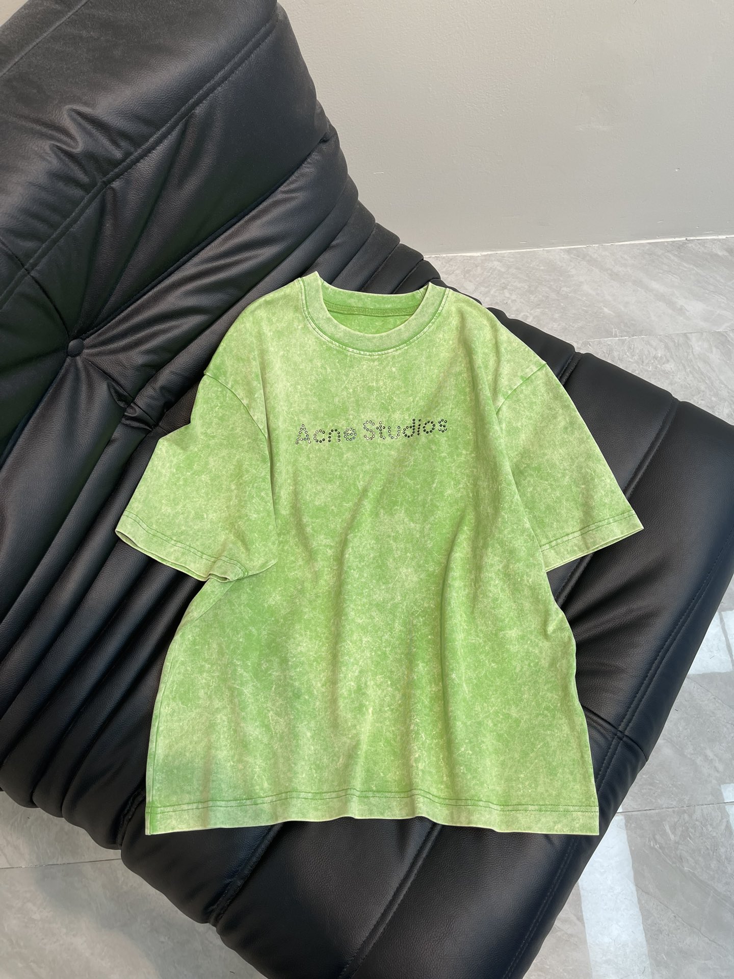 NO:320786,Acne*25 spring and summer new fried short-sleeved T-shirt, innovating, adopting high-quality craftsmanship, heavy-duty washing water gradient, beautiful details, essential items from the inside to the outside~~ With exquisite tailoring lines, it can easily become a matching tool, wearing fashionable and slimming, layering increases the styling, details are high-end and noble, super love~ interpret retro modern look, high-end green SML,,acne studios, T-shirt,tees, t-shirt,alexander wang19860909Acne*25春夏新款炒色短袖T恤 推陈出新 采用高品质工艺 重工洗水渐变色 细节美到爆 由内至外的必备单品~~凭借精妙的剪裁线条构造版型 轻松成为搭配神器 单穿时髦儿显瘦 叠穿增加造型感 细节高级贵气 超爱～ 演绎复古摩登look 高版本 绿色 SML,,acne studios,T-shirt,tees，t-shirt,alexander wang,Women's clothing