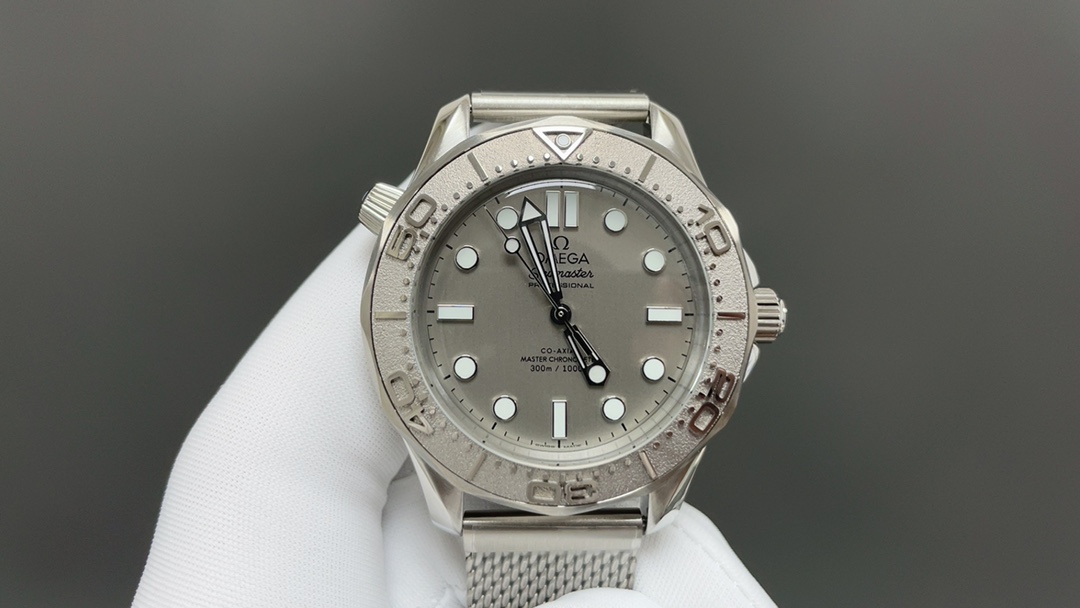 NO:392775,The same model as Omega James Bond star. Get an original tape watch strap as soon as you place an order!  The new model uses a 42mm stainless steel case, with a curved arched sapphire crystal mirror, and comes with a mesh bracelet, which is very retro aesthetic. The dial is simple and does not have a date window. It offers two designs: black aluminum disc decorative wave pattern and steel dial have been treated with vertical brushed PVD coating to ensure precision performance. The new version abandons the date window and simplifies the dial. The steel bezel model is matched with a black aluminum dial and laser engraved wave pattern, which reminds people of the early Himama series models. The difference is that the 5-grade titanium bezel model is matched with vertical brushed PVD coating to treat the stainless steel dial. Both dials present a familiar structure, with hollowed-out hour and minute hands, lollipop seconds hands, and inlaid hour markers are embedded with Super-LumiNova fluorescent materials to ensure readability under low-light conditions. Equipped with Calibre  8806 Master Chronometer movement, with a vibration frequency of 25 times per hour (3.5 Hz), equipped with Omega's signature coaxial escapement mechanism and a single barrel, which can provide a 72-hour power reserve. Through the mirror on the back of the watch, you can carefully enjoy the decorative Geneva pattern and the automatic oscillator marked with red lacquer, omega19860909欧米茄詹姆斯·邦德明星同款.下单即送原版胶带表带一副！ 新款采用42毫米精钢表壳,搭配弧拱形蓝宝石水晶镜面,随附网状表链,极具复古美感.表盘简洁,不设日期视窗,提供黑色铝盘装饰波浪图案和精钢表盘经过垂直拉丝PVD涂层处理两种设计,确保精密性能. 新版本舍弃日期视窗,简化了表盘.精钢表圈款搭配黑色铝质表盘,激光雕刻波浪图案,让人联想到早期的海马系列表款.不同的是,5级钛金属表圈款搭配垂直拉丝PVD涂层处理精钢表盘.两种表盘都呈现熟悉的架构,镂空时分指针、棒棒糖秒针、以及镶贴时标均嵌饰Super-LumiNova荧光物料,确保弱光条件下的可读性. 搭载Calibre 8806至臻天文台机芯,该机芯振频25,次/小时(3.5赫兹),装配欧米茄标志性同轴擒纵机制和单发条盒,能够提供72小时动力储存,透过表背镜面,可以细赏装饰日内瓦纹,标注红色亮漆字样的自动摆陀,,omega,Watch