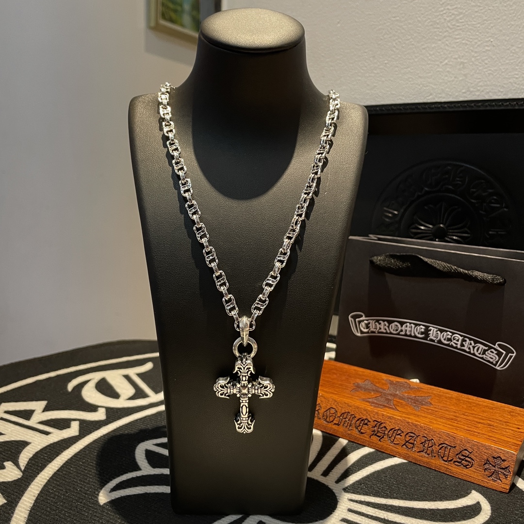 NO:105978,[Counter Quality] Chrome Hearts Croxin classic letter necklace, flame cross pendant, different pattern design styles with concave and convex shapes, presenting unique cross. The Scout flower is Croxin's ambition, so it lasts for a long time. Genuine version of Chrome Hearts Croxin, differentiates the market ordinary light version, benchmarks the quality of the version, looks at the details of the letter printing, retro, old gray oxygen level. Seiko version!  !  !  Pure handmade ~ Authentic model opening must-have fashion and fashion, both men and women can wear it, same style for couples, original official website, rock punk style silver style, retro elements, trendy and versatile!  , jewelry boutique, chrome hearts, chrome hearts, necklace19860909【专柜品质】Chrome Hearts克罗心经典字母项链,火焰十字架吊坠 凹凸造型不同的花纹设计风格 呈现出与众不同 十字架 童军花是克罗心的志 所以更经久不衰 正品打版Chrome Hearts克罗心 区别市场普通轻版 对版对标品质 看字印细节 复古做旧灰氧程度.精工版本！！！ 纯手工打造 ～正品开模潮流时尚必备 男女均可佩戴 情侣同款 官网原版 摇滚朋克泰银风格 复古元素 潮流百搭！,饰品精品,chrome hearts,chrome hearts,necklace,Jewelry