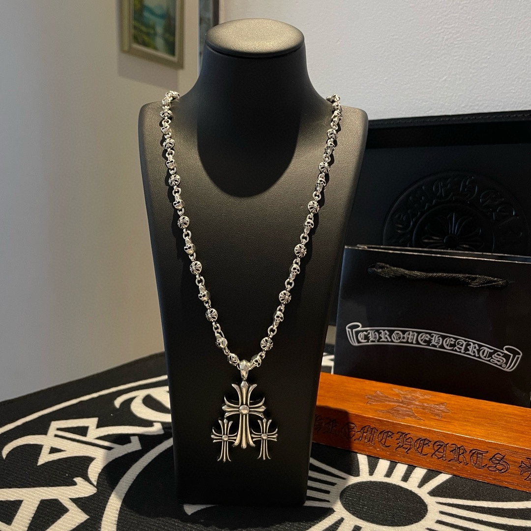 NO:105983,TikTok/Kuaishou/ins/Xiaohongshu/Live Hot, New [Counter Quality] Chrome Hearts Croxin Classic Cross Flower Ball Skull Necklace, Thirty Cross Pendant, Different Concave and Convex and Convex Scout Flowers present unique to others Cross Scout Flowers are Croxin's ambitions, so they last longer. Genuine version of Chrome Hearts Croxin, different market light version, benchmarking quality, looking at the details of the letter printing, retro old gray oxygen level. Seiko version!  !  !  Pure handmade ~ Authentic model opening must-have fashion and fashion, both men and women can wear it, same style for couples, original official website, rock punk style silver style, retro elements, trendy and versatile!  , jewelry boutique, chrome hearts, chrome hearts, necklace19860909批 抖音/快手/ins/小红书/直播热门 ,新款【专柜品质】Chrome Hearts克罗心经典十字花球骷髅头项链 ,三十十字架吊坠,凹凸造型不同的花纹设计风格 呈现出与众不同 十字架 童军花是克罗心的志 所以更经久不衰 正品打版Chrome Hearts克罗心 区别市场普通轻版 对版对标品质 看字印细节 复古做旧灰氧程度.精工版本！！！ 纯手工打造 ～正品开模潮流时尚必备 男女均可佩戴 情侣同款 官网原版 摇滚朋克泰银风格 复古元素 潮流百搭！,饰品精品,chrome hearts,chrome hearts,necklace,Jewelry
