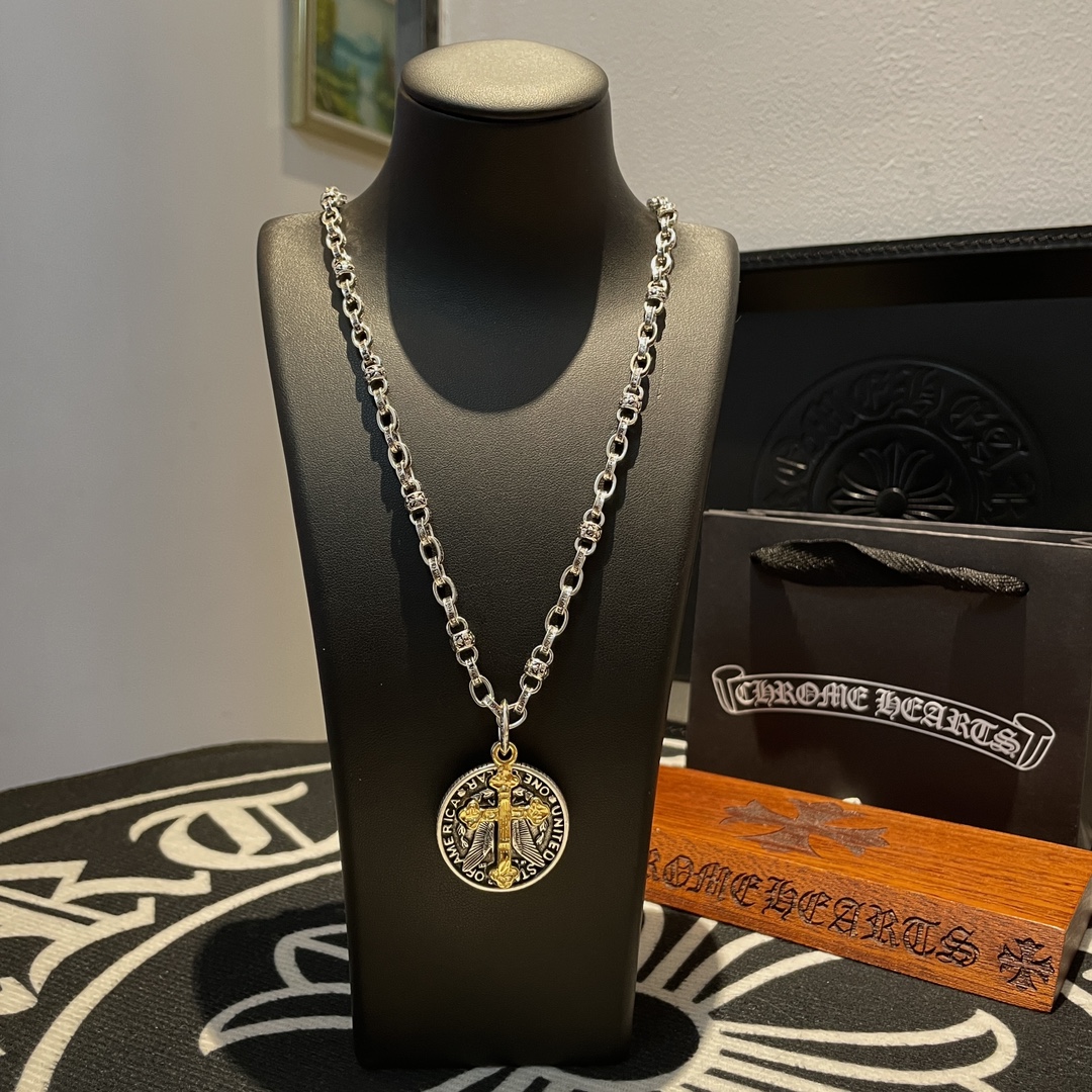 NO:105989,[Counter Quality] Chrome Hearts Croxin classic cross ball necklace, round brand cross pendant, different pattern design styles with concave and convex shapes, presenting unique crosses. Cross Scout flowers are Croxin's ambition, so they last longer. Genuine version of Chrome Hearts Croxin, differentiated from the market, benchmarked on the quality of the version, looking at the details of the letter printing, retro old gray oxygen level. Seiko version!  !  !  Pure handmade ~ Authentic model opening must-have fashion and fashion, both men and women can wear it, same style for couples, original official website, rock punk style silver style, retro elements, trendy and versatile!  , jewelry boutique, chrome hearts, chrome hearts, necklace19860909【专柜品质】Chrome Hearts克罗心经典十字花球项链,圆牌十字架吊坠 凹凸造型不同的花纹设计风格 呈现出与众不同 十字架 童军花是克罗心的志 所以更经久不衰 正品打版Chrome Hearts克罗心 区别市场普通轻版 对版对标品质 看字印细节 复古做旧灰氧程度.精工版本！！！ 纯手工打造 ～正品开模潮流时尚必备 男女均可佩戴 情侣同款 官网原版 摇滚朋克泰银风格 复古元素 潮流百搭！,饰品精品,chrome hearts,chrome hearts,necklace,Jewelry
