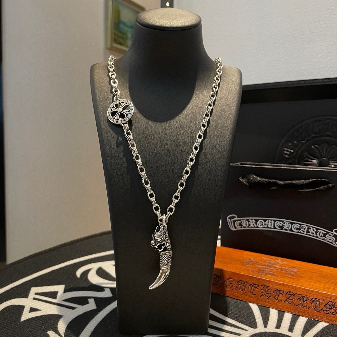 NO:105994,Batch New model [Counter Quality] Chrome Hearts Croxin Classic retro cross buckle bracelet with different concave and convex shapes presents unique styles Cross Scout flowers are Croxin's ambitions, so they last longer. Genuine version of Chrome Hearts Croxin necklaces Different from the market ordinary light version, benchmarking the quality of the version, looking at the details of the letter printing, retro old gray oxygen level. Seiko version!  !  !  Pure handmade ~ Authentic model opening must-have fashion and fashion, both men and women can wear it, same style for couples, original official website, rock punk style silver style, retro elements, trendy and versatile!  , jewelry boutique, chrome hearts, chrome hearts, necklace, bracelet19860909批 新款【专柜品质】Chrome Hearts克罗心 经典复古十字架链扣手链 凹凸造型不同的花纹设计风格 呈现出与众不同 十字架 童军花是克罗心的志 所以更经久不衰 正品打版Chrome Hearts克罗心项链 区别市场普通轻版 对版对标品质 看字印细节 复古做旧灰氧程度.精工版本！！！ 纯手工打造 ～正品开模潮流时尚必备 男女均可佩戴 情侣同款 官网原版 摇滚朋克泰银风格 复古元素 潮流百搭！,饰品精品,chrome hearts,chrome hearts,necklace,bracelet,Jewelry