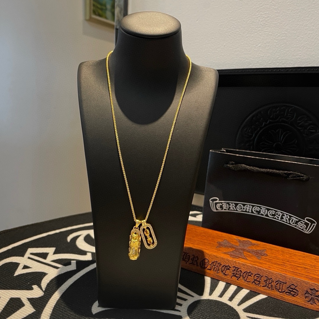 NO:114972,TikTok/Kuaishou/ins/Xiaohongshu/Live Hot, New [Counter Quality] Chrome Hearts Croxin Golden Retro Necklace, Double Pendant, Concave and Convex and Convex Scout Flowers present unique to others Cross Scout Flowers are Croxin's ambitions, so they last longer. Genuine version of Chrome Hearts Croxin, different market light version, benchmarking quality, looking at the details of the letter printing, retro old gray oxygen level. Seiko version!  !  !  Pure handmade ~ Authentic model opening must-have fashion and fashion, both men and women can wear it, same style for couples, original official website, rock punk style silver style, retro elements, trendy and versatile!  , jewelry boutique, chrome hearts, chrome hearts, necklace, gold19860909批 抖音/快手/ins/小红书/直播热门 ,新款【专柜品质】Chrome Hearts克罗心黄金色复古项链 ,双吊坠,凹凸造型不同的花纹设计风格 呈现出与众不同 十字架 童军花是克罗心的志 所以更经久不衰 正品打版Chrome Hearts克罗心 区别市场普通轻版 对版对标品质 看字印细节 复古做旧灰氧程度.精工版本！！！ 纯手工打造 ～正品开模潮流时尚必备 男女均可佩戴 情侣同款 官网原版 摇滚朋克泰银风格 复古元素 潮流百搭！,饰品精品,chrome hearts,chrome hearts,necklace,gold,Jewelry