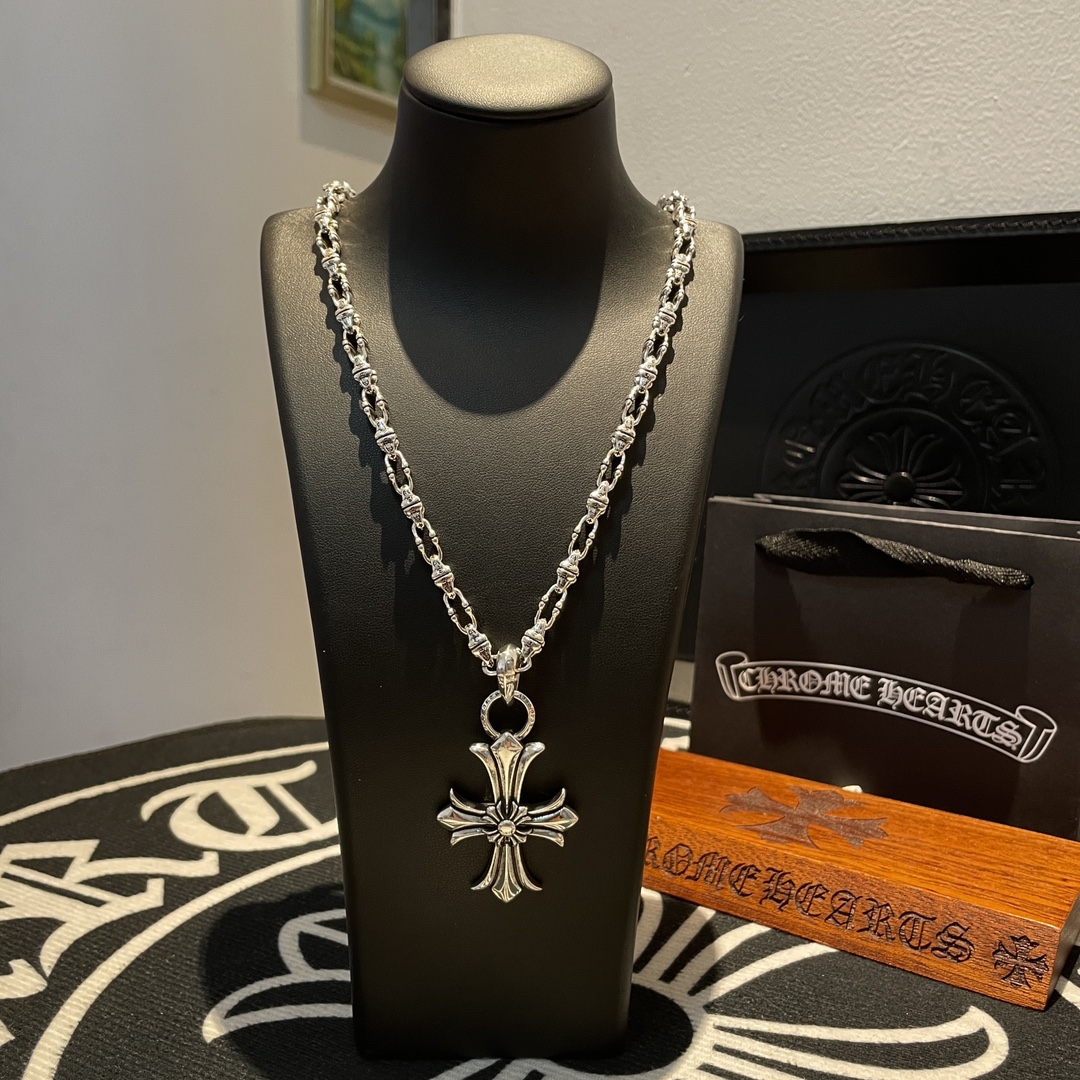 NO:105975,[Counter Quality] Chrome Hearts Crosy-button letter necklace, cross pendant, different pattern design styles with concave and convex shapes, presenting uniqueness. Cross Scout flowers are Crosin's ambition, so they last longer. Genuine version of Chrome Hearts Crosin, differentiated from the market, benchmarked on the quality of the version, looking at the details of the letter printing, retro, old gray oxygen level. Seiko version!  !  !  Pure handmade ~ Authentic model opening must-have fashion and fashion, both men and women can wear it, same style for couples, original official website, rock punk style silver style, retro elements, trendy and versatile!  , jewelry boutique, chrome hearts, chrome hearts, necklace19860909【专柜品质】Chrome Hearts克罗心粗扣字母项链,十字架吊坠 凹凸造型不同的花纹设计风格 呈现出与众不同 十字架 童军花是克罗心的志 所以更经久不衰 正品打版Chrome Hearts克罗心 区别市场普通轻版 对版对标品质 看字印细节 复古做旧灰氧程度.精工版本！！！ 纯手工打造 ～正品开模潮流时尚必备 男女均可佩戴 情侣同款 官网原版 摇滚朋克泰银风格 复古元素 潮流百搭！,饰品精品,chrome hearts,chrome hearts,necklace,Jewelry