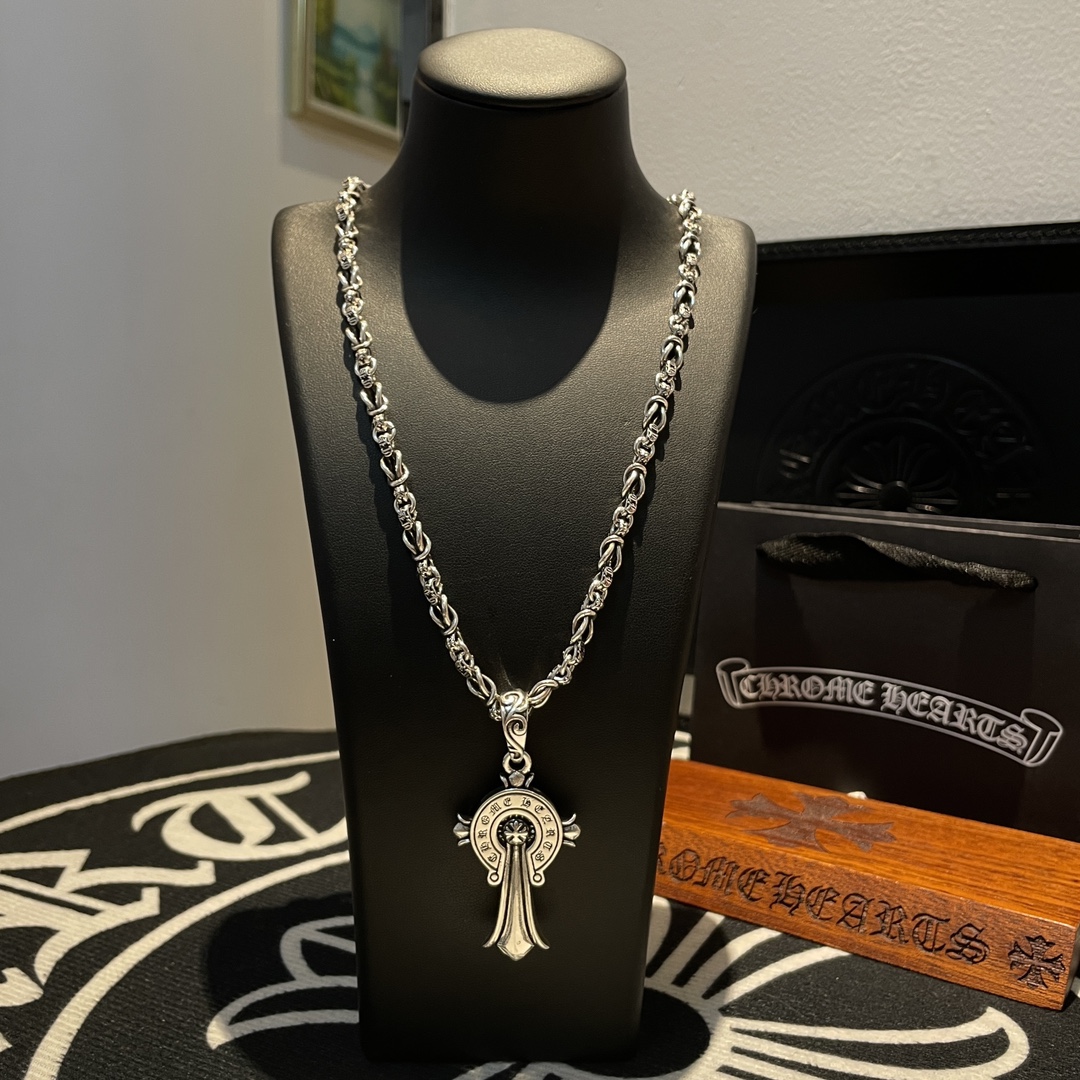 NO:105977,[Counter Quality] Chrome Hearts Croxin logo necklace, cross horseshoe print pendant, different pattern design styles with concave and convex shapes, presenting uniqueness. Cross Scout flowers are Croxin's ambitions, so they last longer. Genuine version of Chrome Hearts Croxin, differentiated from the market, benchmarked on the quality of the version, looking at the details of the letter printing, retro old gray oxygen level. Seiko version!  !  !  Pure handmade ~ Authentic model opening must-have fashion and fashion, both men and women can wear it, same style for couples, original official website, rock punk style silver style, retro elements, trendy and versatile!  , jewelry boutique, chrome hearts, chrome hearts, necklace19860909【专柜品质】Chrome Hearts克罗心标志项链,十字架马蹄印吊坠 凹凸造型不同的花纹设计风格 呈现出与众不同 十字架 童军花是克罗心的志 所以更经久不衰 正品打版Chrome Hearts克罗心 区别市场普通轻版 对版对标品质 看字印细节 复古做旧灰氧程度.精工版本！！！ 纯手工打造 ～正品开模潮流时尚必备 男女均可佩戴 情侣同款 官网原版 摇滚朋克泰银风格 复古元素 潮流百搭！,饰品精品,chrome hearts,chrome hearts,necklace,Jewelry