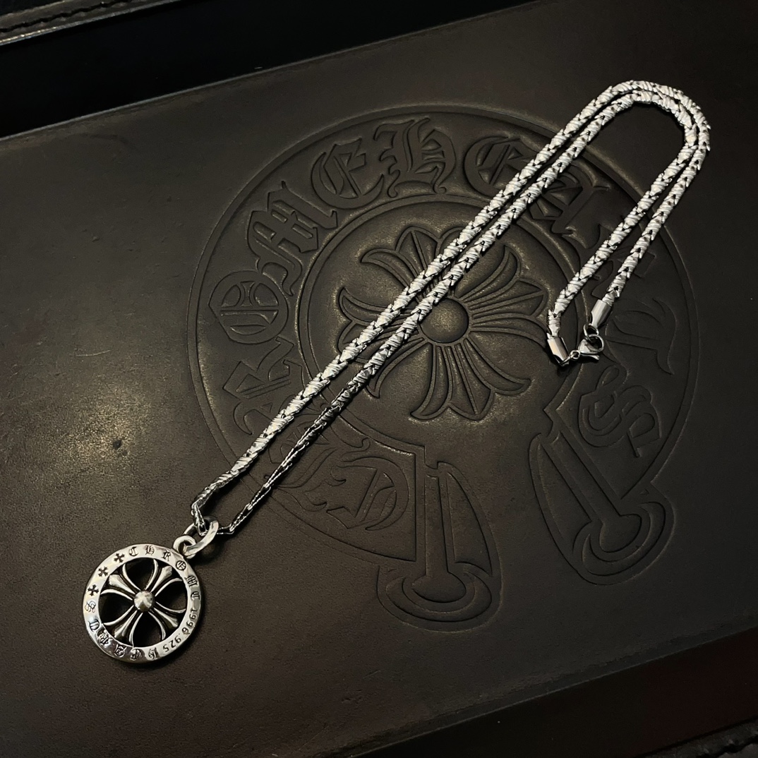 NO:105984,[Counter Quality] Chrome Hearts Croxin necklace, round cross pendant, different pattern design styles with concave and convex shapes, presenting unique crosses. The Scout flower is Croxin's ambition, so it lasts for a long time. Genuine version of Chrome Hearts Croxin, differentiates the market, benchmarks the quality of the version, and looks at the details of the letter printing. The degree of retro old gray oxygen. Seiko version!  !  !  Pure handmade ~ Authentic model opening must-have fashion and fashion, both men and women can wear it, same style for couples, original official website, rock punk style silver style, retro elements, trendy and versatile!  , jewelry boutique, chrome hearts, chrome hearts, necklace19860909【专柜品质】Chrome Hearts克罗心项链,圆形十字架吊坠 凹凸造型不同的花纹设计风格 呈现出与众不同 十字架 童军花是克罗心的志 所以更经久不衰 正品打版Chrome Hearts克罗心 区别市场普通轻版 对版对标品质 看字印细节 复古做旧灰氧程度.精工版本！！！ 纯手工打造 ～正品开模潮流时尚必备 男女均可佩戴 情侣同款 官网原版 摇滚朋克泰银风格 复古元素 潮流百搭！,饰品精品,chrome hearts,chrome hearts,necklace,Jewelry