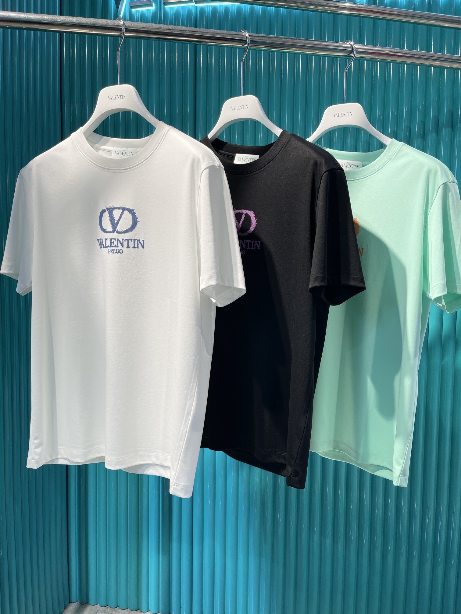 NO:124541,Valentino-2025 high-quality tin silk cotton T-shirt embroidery style, size 48-56, valentino, tees, t-shirt, alexander wang19860909华伦天奴-2025高品质天丝棉T恤刺绣款,48-56码,,valentino,tees，t-shirt,alexander wang,Men's clothing