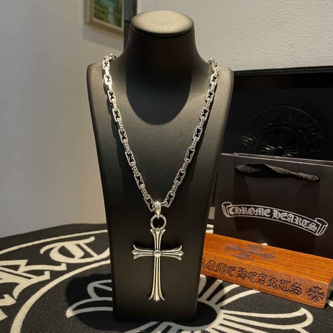 NO:114963,New [Counter Quality] Chrome Hearts Croxin Classic retro necklace Cross pendant Different pattern design styles present unique Cross Scout flowers are Croxin's ambitions, so they last longer. Genuine version Chrome Hearts Croxin Difference on the market ordinary light version, match the quality of the version, look at the details of the letter printing, retro old gray oxygen level. Seiko version!  !  !  Pure handmade ~ Authentic model opening must-have fashion and fashion, both men and women can wear it, same style for couples, original official website, rock punk style silver style, retro elements, trendy and versatile!  , jewelry boutique, chrome hearts, chrome hearts, necklace19860909新款【专柜品质】Chrome Hearts克罗心 经典复古项链 十字架吊坠 凹凸造型不同的花纹设计风格 呈现出与众不同 十字架 童军花是克罗心的志 所以更经久不衰 正品打版Chrome Hearts克罗心 区别市场普通轻版 对版对标品质 看字印细节 复古做旧灰氧程度.精工版本！！！ 纯手工打造 ～正品开模潮流时尚必备 男女均可佩戴 情侣同款 官网原版 摇滚朋克泰银风格 复古元素 潮流百搭！,饰品精品,chrome hearts,chrome hearts,necklace,Jewelry