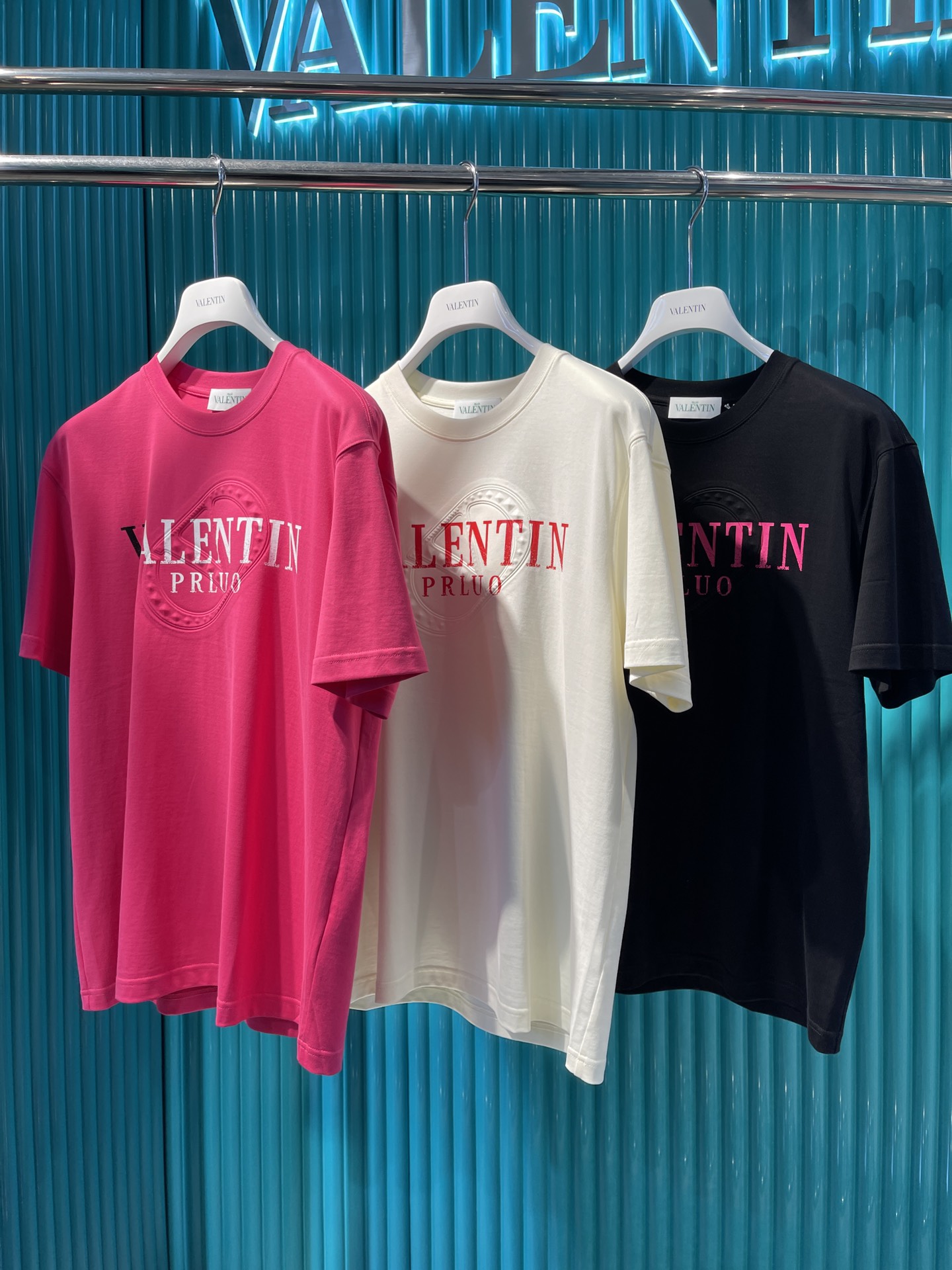 NO:124535,Valentino-2025 high-quality Tianshi cotton T-shirt embossed embroidered embroidery style, size 48-56, valentino,tees, t-shirt, alexander wang19860909华伦天奴-2025高品质天丝棉T恤压花刺绣款,48-56码,,valentino,tees，t-shirt,alexander wang,Men's clothing