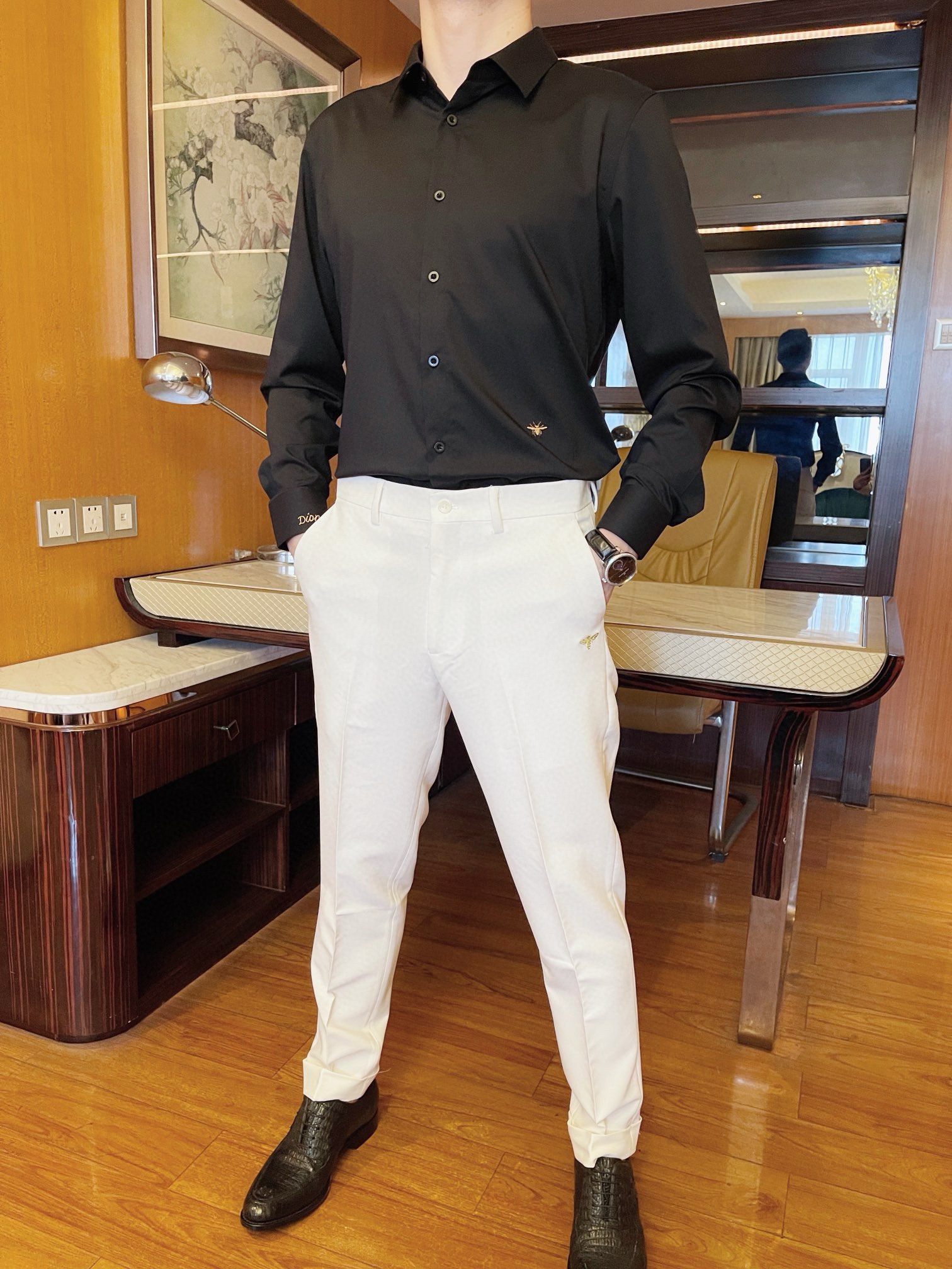 NO:124553,Dior-2025 counter latest casual trousers arrive, hot-selling items in European and American counters!  Selected Italian imported mercerized cotton fabric with a straight slim fit design, the exquisite embroidery under the front bag and the perfect fusion of the trouser legs curled edges is quite impressive, business and casual boutique. Size 29-38 (model 173/130 wears 32 sizes, with Hong Kong Lane Crawford gift box packaging), dior, alexander wang19860909迪奥-2025专柜最新款休闲西裤到货 欧美专柜热销单品！精选意大利进口丝光棉面料搭配直筒修身设计,前袋下的精致刺绣及裤脚卷边的完美融合相当彰显品味 商务休闲精品.尺码29-38（模特173/130穿32码,配香港连卡佛礼盒包装）,,dior,alexander wang,Men's clothing