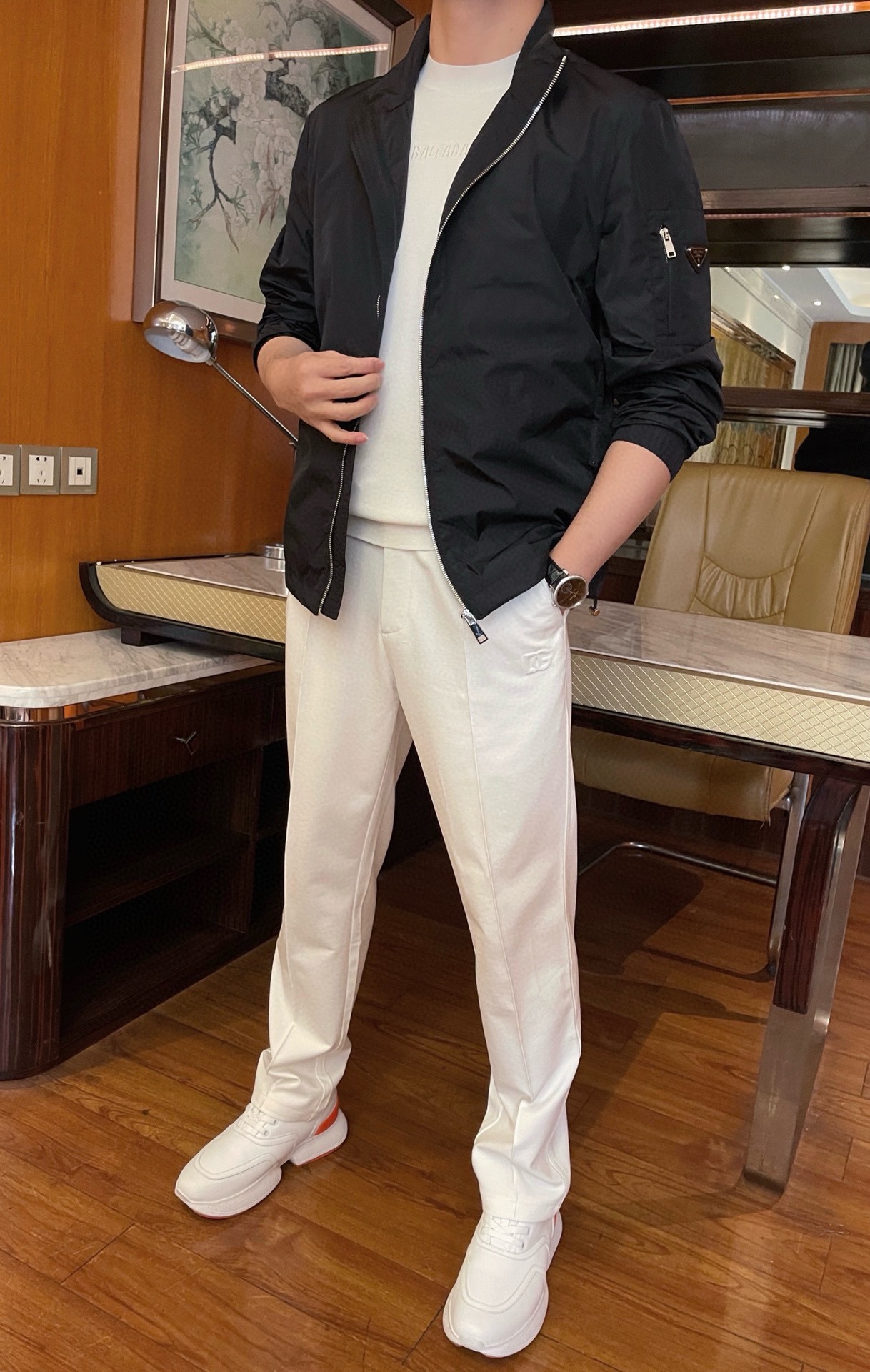 NO:124552,Prada-2025 counter latest jacket shipment, hot-selling items in European and American counters!  Selected imported polyester fabric from Italy with a stylish stand-up collar design, and the brand triangle mark on the sleeve pockets show your taste. You cannot miss it. Size 48-56 (model 173/130 wears 48 sizes, with Hong Kong Lane Crawford gift box packaging), prada, jackets & coats, alexander wang19860909普拉达-2025专柜最新夹克出货 欧美专柜热销单品！精选意大利进口聚酯纤维面料搭配时尚的立领设计,袖子口袋上的品牌三角标彰显品味 您不容错过.尺码48-56（模特173/130穿48码,配香港连卡佛礼盒包装）,,prada,jackets & coats,alexander wang,Men's clothing