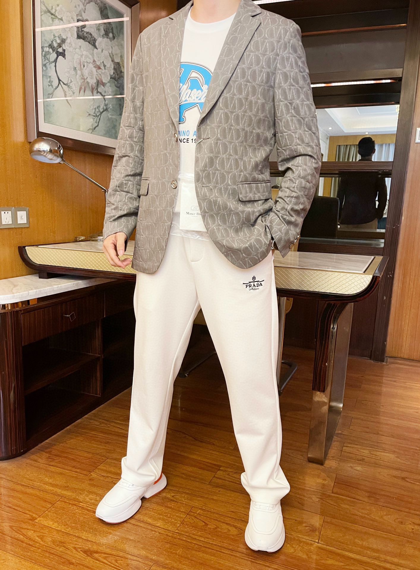 NO:124557,DINO Luxury Products - the latest limited hot-selling products in 2025 counters are shipped in the west, and the hot-selling products in European and American counters!  Selected Italian imported fine cotton fabrics with the latest designs, the whole brand logo and customized buttons show the charm, and the upper body effect can be seen. Size 48-56 (model 173/130 wear 48, with Hong Kong Lane Crawford boutique gift box packaging), alexander wang19860909DINO奢品-2025专柜最新限定爆款单西出货,欧美专柜热销单品！精选意大利进口精棉面料搭配最新的的设计,通体的品牌logo和定制纽扣相当彰显韵味 上身效果看得见.尺码48-56码（模特173/130穿48,配香港连卡佛精品礼盒包装）,,alexander wang,Men's clothing