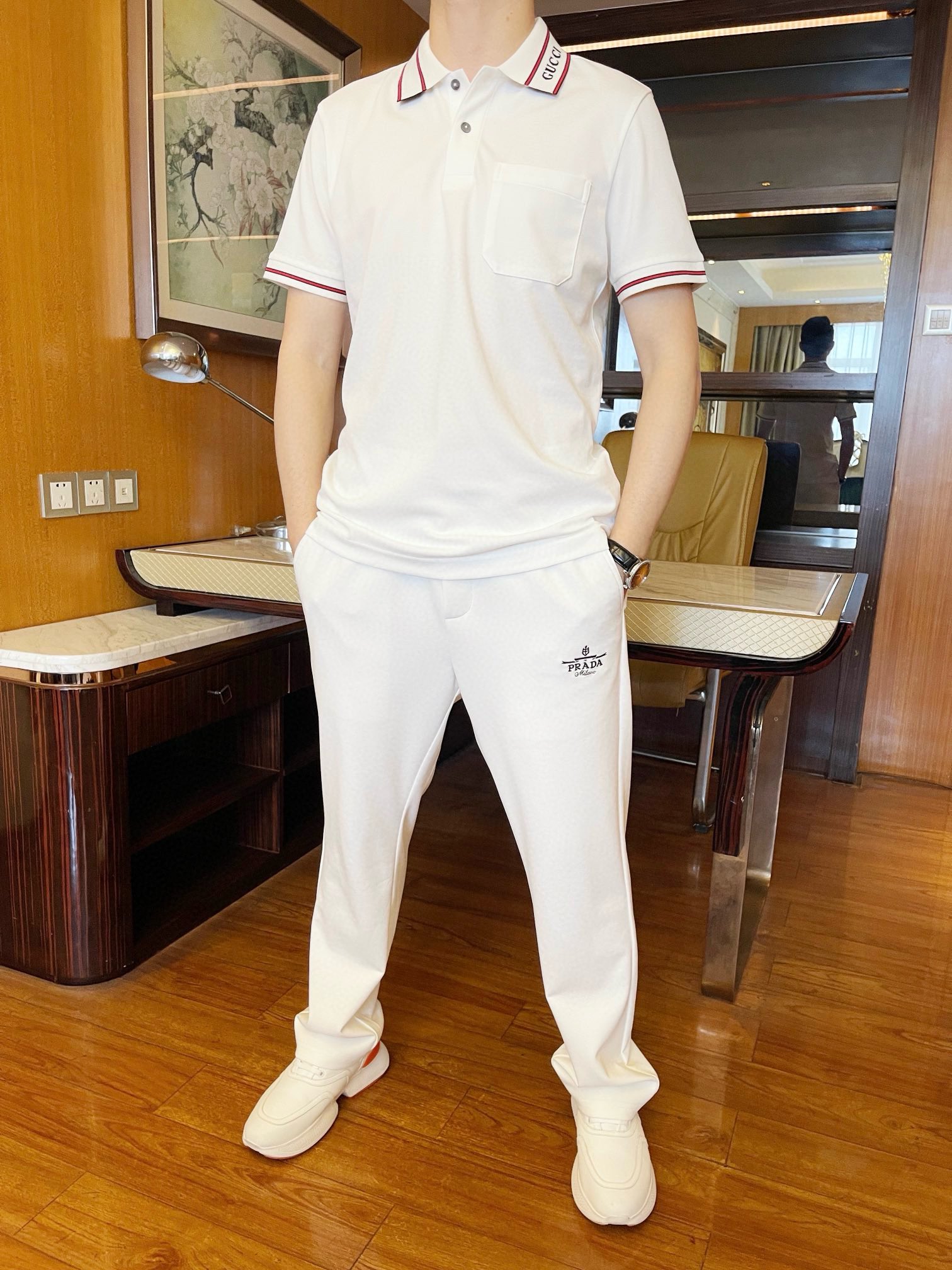 NO:124560,Guqi-2025 counter latest hot Polo is shipped, European and American counters are released simultaneously!  Selected Italian imported fine cotton fabrics with simple and atmospheric designs, exquisite logos on the neckline show elegance You must not miss it. Code number M-3XL (model 173/130 wears M and is equipped with Hong Kong Lane Crawford gift box packaging), alexander wang19860909古琦-2025专柜最新爆款Polo出货 欧美专柜同步发售！精选意大利进口精棉面料搭配简约大气的设计,领口上精致标志彰显雅致 您绝对不容错过.码数M-3XL（模特173/130穿M、配香港连卡佛礼盒包装）,,alexander wang,Men's clothing