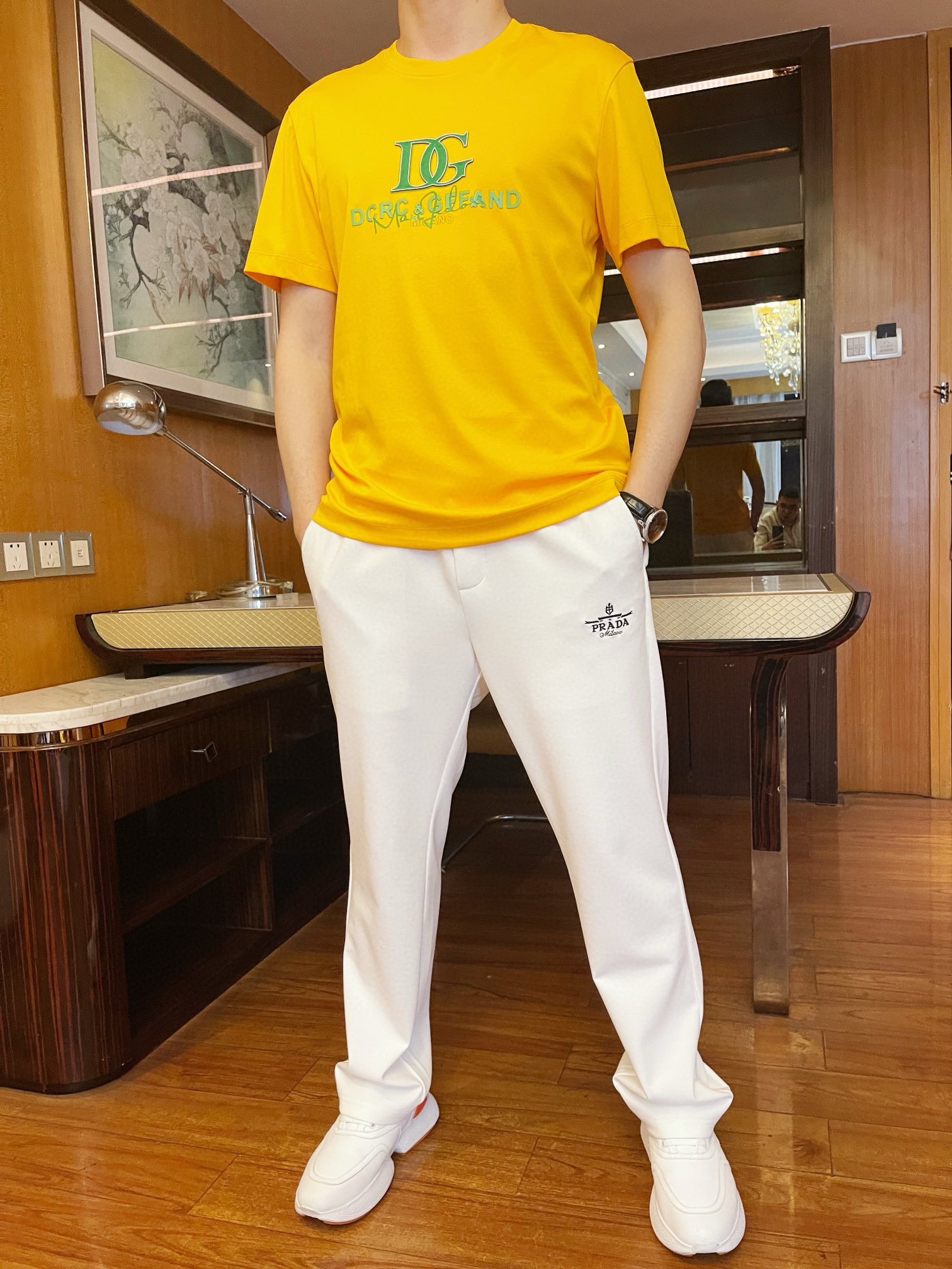 NO:124563,Dolce & Gabbana - 2025 latest round neck T-shirt shipment, hot-selling items in European and American counters!  Selected imported Italian silk cotton, matched with the latest design, the brand logo on the chest highlights fashion. You are definitely worth collecting. Number of codes 48-56 (model 173/130 wears 48, with Hong Kong Lane Crawford gift box packaging), Dolce & Gabbana, tees, t-shirt, alexander wang19860909杜嘉班纳-2025最新圆领T恤出货 欧美专柜热销单品！精选意大利进口天丝棉,搭配最新的设计,胸前的品牌标志彰显时尚 您绝对值得珍藏.码数48-56（模特173/130穿48,配香港连卡佛礼盒包装）,,Dolce&Gabbana,tees，t-shirt,alexander wang,Men's clothing