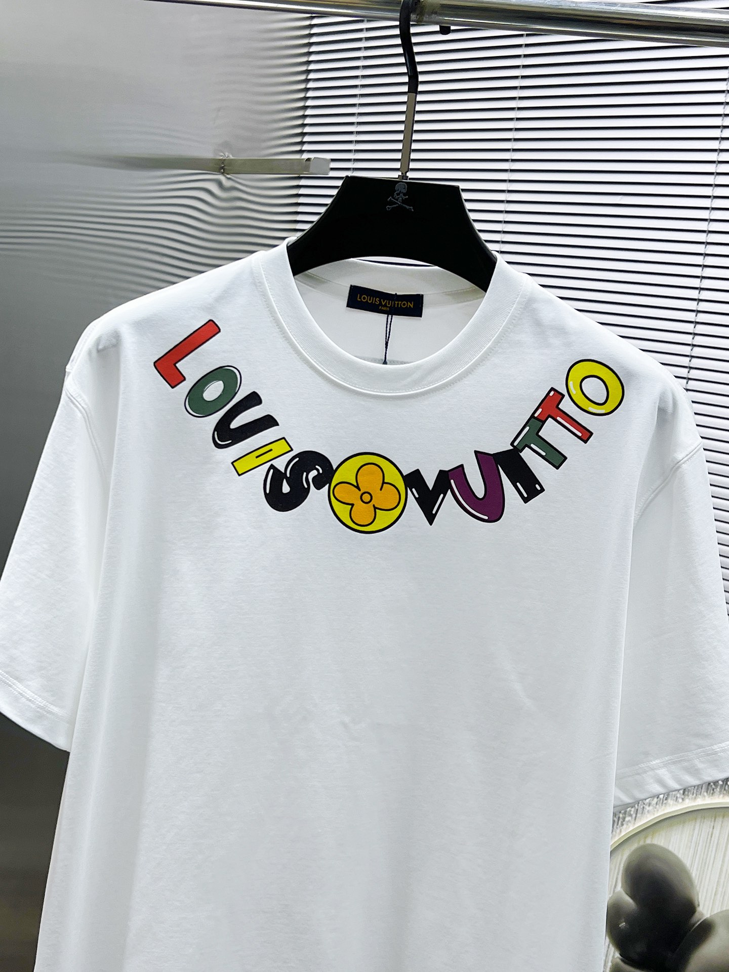 P140  路易威登  LV  2024新款 圆领 短袖 T恤 体恤 半袖 ，高端版本！专柜定制面料 透气舒适度高，细节无可挑剔，品牌元素设计理念，体现高品质。手感细腻柔软！呈现休闲裁剪，上身版型超赞！码数：S-3XL（码数偏大两个码，最大可穿220斤左右，建议提供身高体重给仓库配码）