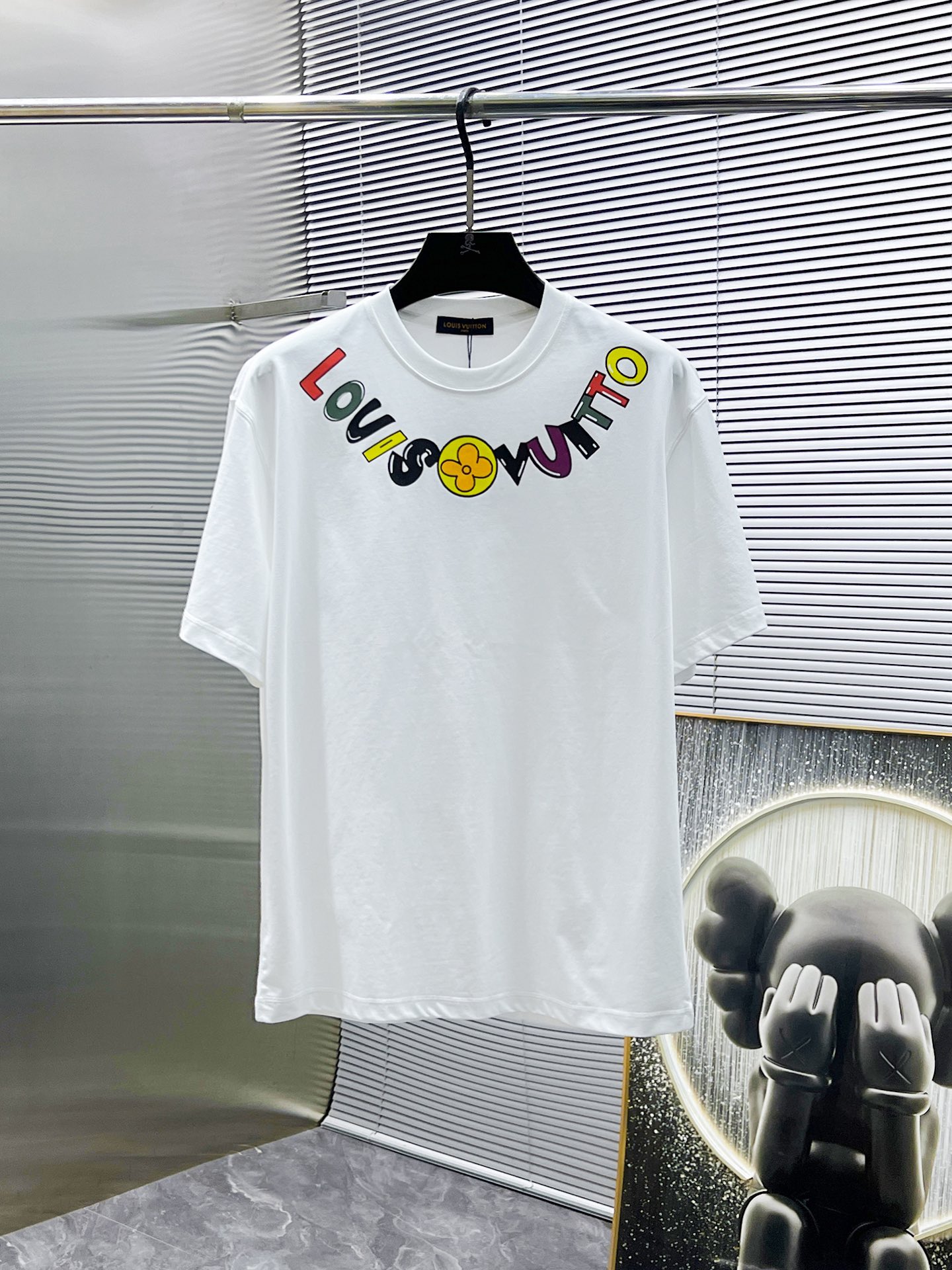 P140  路易威登  LV  2024新款 圆领 短袖 T恤 体恤 半袖 ，高端版本！专柜定制面料 透气舒适度高，细节无可挑剔，品牌元素设计理念，体现高品质。手感细腻柔软！呈现休闲裁剪，上身版型超赞！码数：S-3XL（码数偏大两个码，最大可穿220斤左右，建议提供身高体重给仓库配码）