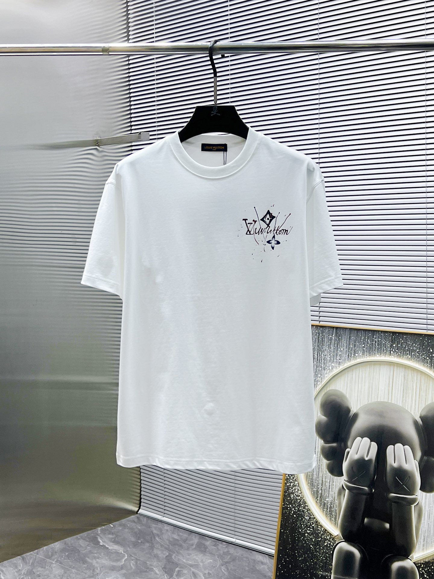 P140  路易威登  LV  2024新款 圆领 短袖 T恤 体恤 半袖 ，高端版本！专柜定制面料 透气舒适度高，细节无可挑剔，品牌元素设计理念，体现高品质。手感细腻柔软！呈现休闲裁剪，上身版型超赞！码数：S-3XL（码数偏大两个码，最大可穿220斤左右，建议提供身高体重给仓库配码）