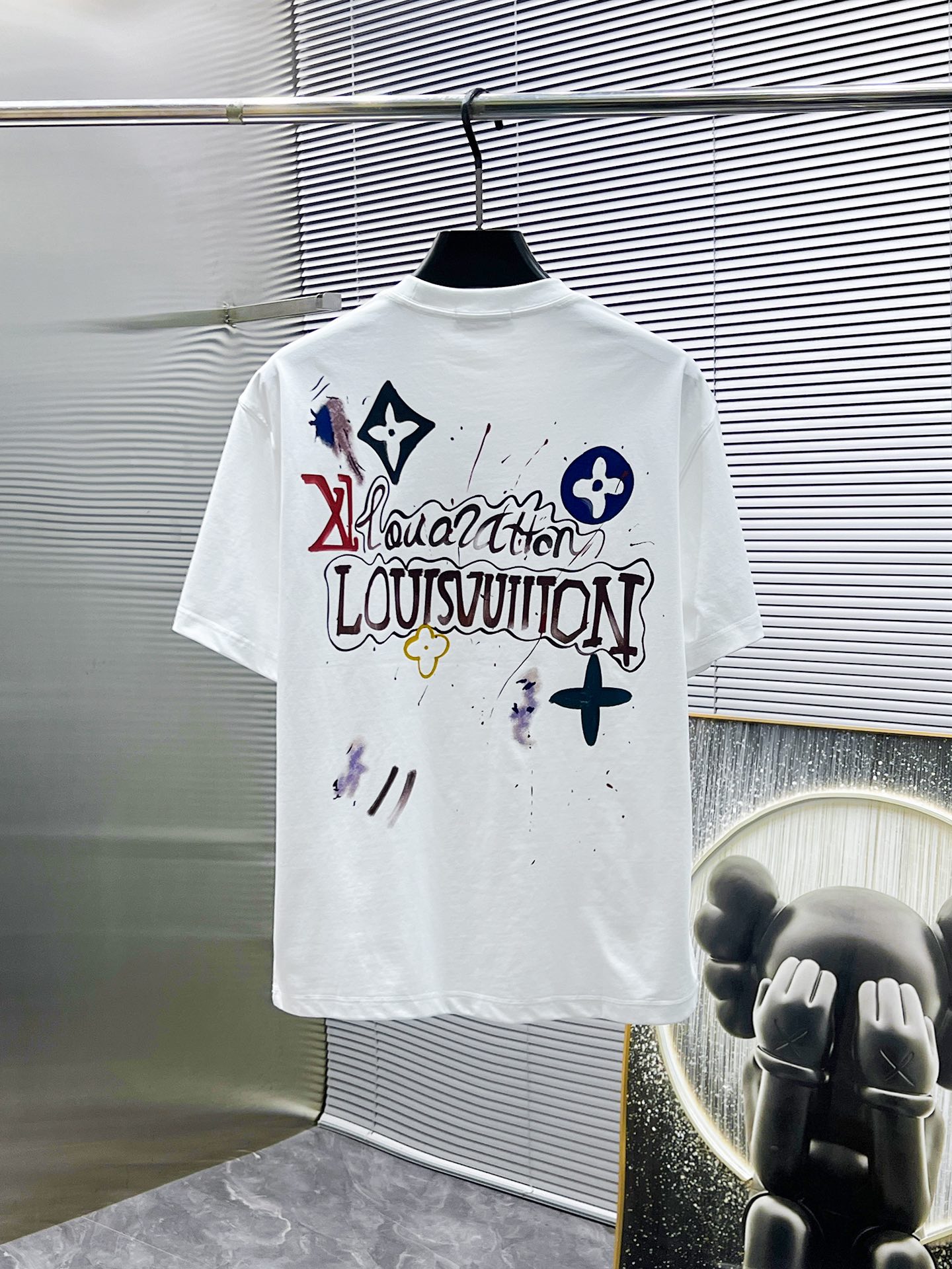 P140  路易威登  LV  2024新款 圆领 短袖 T恤 体恤 半袖 ，高端版本！专柜定制面料 透气舒适度高，细节无可挑剔，品牌元素设计理念，体现高品质。手感细腻柔软！呈现休闲裁剪，上身版型超赞！码数：S-3XL（码数偏大两个码，最大可穿220斤左右，建议提供身高体重给仓库配码）