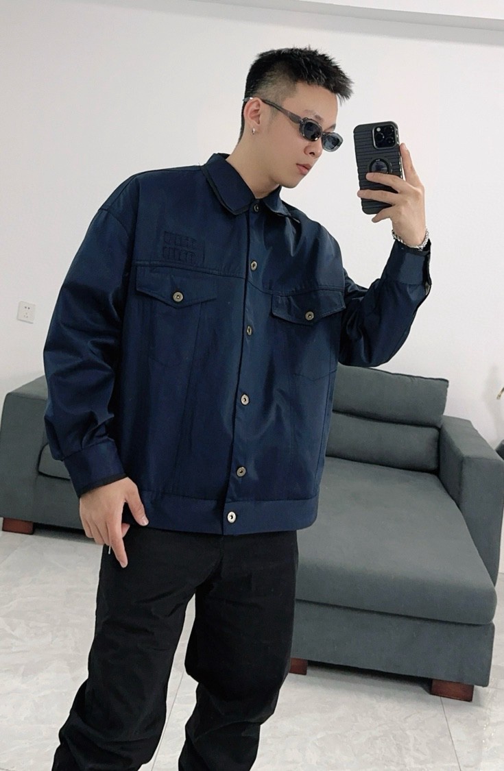 NO:124980,Miu Miu Miu autumn and winter new neckline patch letter work jacket for men and women. This jacket combines craftsmanship and trendy texture with calm and retro style. It is decorated with the Miu Miu logo, adding iconic elements, the three marks are consistent, and it makes it look younger and more casual and trendy. It is also the most recognizable model among the new big brands and versatile in the wardrobe. Color dark blue Size S-XXL,,miumiu, jackets & coats, jackets & coats, alexander wang19860909Miu Miu 缪缪秋冬新款领口贴布字母工装夹克外套男女同款 这款夹克集工艺潮流质感与从容复古格调于一身.饰以Miu Miu徽标,增添标志性元素,三标一致,年轻休闲更更显放下潮流趋势,也是新晋大牌里识别度最高的,衣柜里百搭的一款. 颜色深蓝 尺码S-XXL,,miumiu,jackets & coats,jackets & coats,alexander wang,Men's clothing