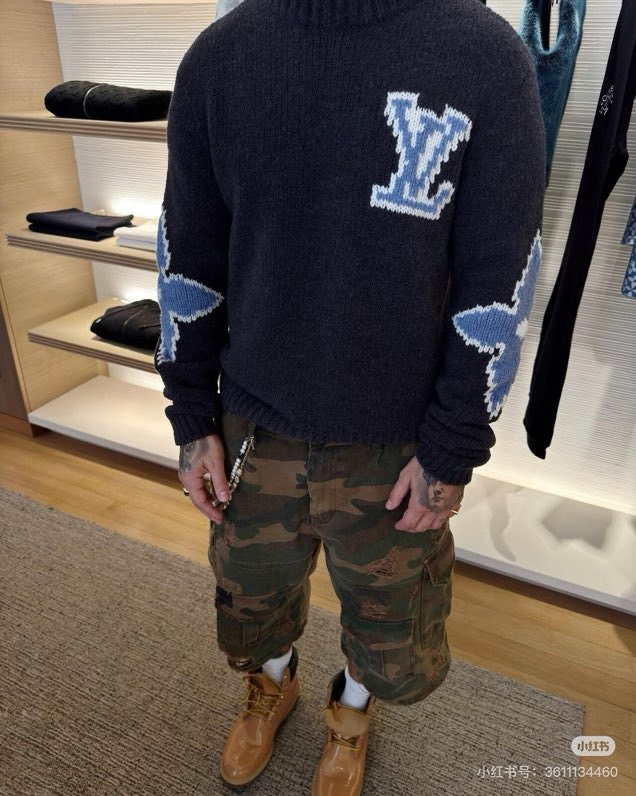 NO:124983,Louis Vuitton / Louis Vuitton New SKI series letter sweater floral color-blocked inlay knitted cardigans for men and women This pullover is made of a soft and thick wool blend, and uses large LV letters and Monogram floral inlay to illuminate the front and back and elbows. It can be layered with tech ski clothing, and can easily create a casual look after snow. Color grey Size S-XXL,,louis vuitton,louis vuitton,louis vuitton,sweaters,alexander wang19860909Louis Vuitton /路易威登 新款SKI系列字母毛衣花卉拼色嵌花针织羊毛衫男女同款 本款套头衫取材柔软而厚实的绵羊毛混纺,以大号 LV 字母和 Monogram 花卉嵌花点亮前后和肘部.可叠搭科技滑雪服饰,亦可轻松打造雪后休闲造型. 颜色灰色 尺码S-XXL,,louis vuitton,louis vuitton,louis vuitton,sweaters,alexander wang,Men's clothing