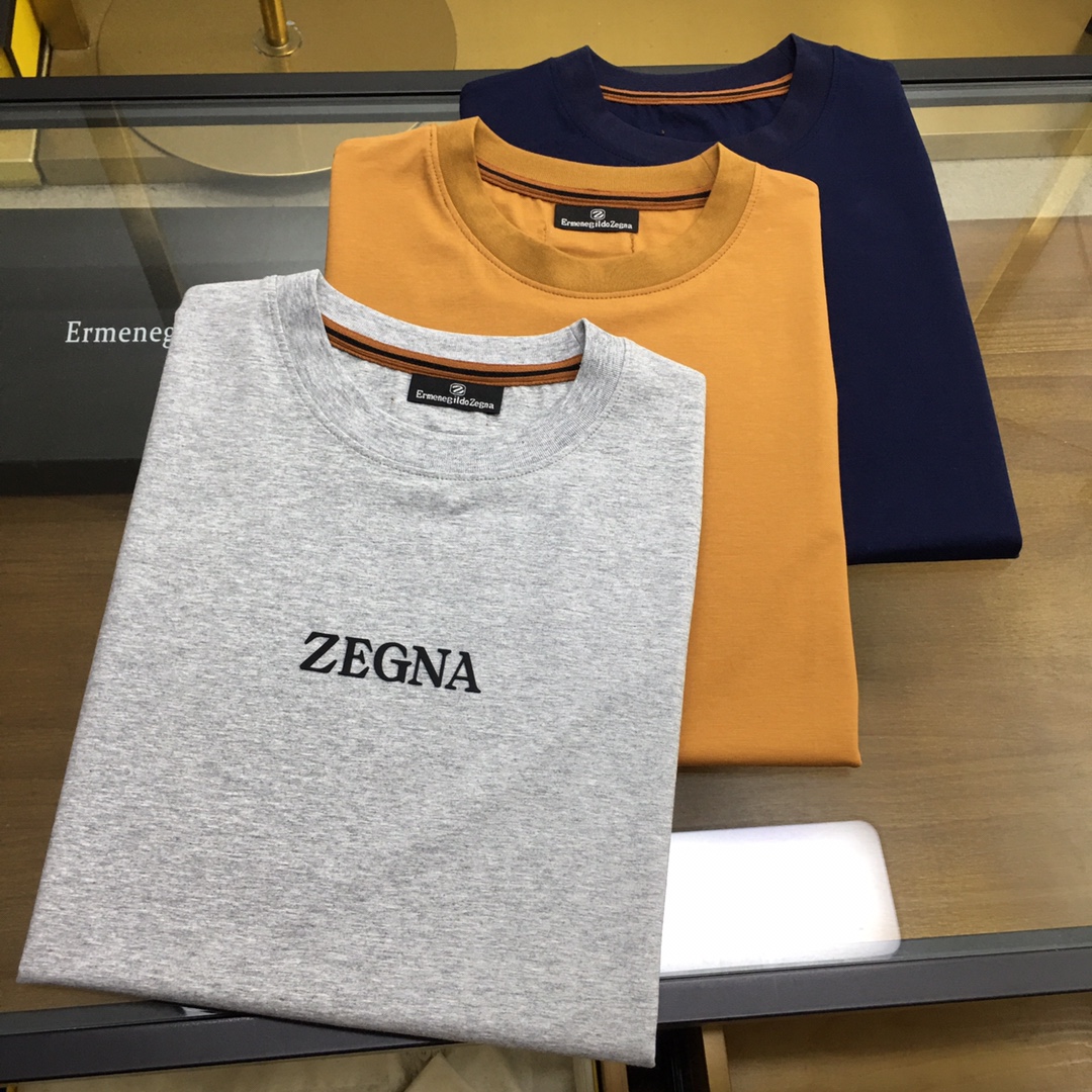 NO:460345,Counter model 'Z.zegn' S-2XL high-version. New counter products, EZ original single men's round neck short-sleeved T-shirt, high-end foreign business channel goods, top-notch heavyweight products, quality exceeds expectations, directly enter the counter, tag price is the price, high-end first-line ready-to-wear 'Naples' classic craft series, fabrics and accessories are all supplied to foreign merchants, heavy-weight long wool cotton imported from Turkey, double-strand 140 high-split yarn, the texture and comfort of the fabric reach the peak, excellent skin-friendliness and breathability, extremely high appearance rate, simple and distinctive personality, is a good medicine for improving vision. In terms of outfits, it is refreshing and age-reducing and fashionable, both intellectual and elegant, and has a taste and temperament, with various label symbols!  It is also very outstanding in terms of details. It is closely matched with fine lines and is participated by exquisite handwork. It has first-class tailoring. It has exclusive and sophisticated cutting technology, which conforms to rigorous ergonomic design and classic Italian collar. It gathers the traditional craft symbols of Zenia and gives the new season fashion vitality and fashion aesthetic value. It is both solemn and harmonious style, invincible and versatile, and has extensive compatibility. It is the first choice for urban elite men!  Size S-XXL《Please report height and weight》, zegna, T-shirt,tees, t-shirt,alexander wang19860909专柜款 《Z.zegn》S-2XL高版本 专柜新品,EZ家原单男士圆领短袖T恤,高端洋行渠道货,顶级重磅臻品,品相超预期,直接入专柜性质,吊牌价元,高级一线成衣“那不勒斯“工艺经典系列,面料和辅料皆为外商客供,重磅土耳其进口长绒棉,双股140高支纱线,面料质感与舒适度达到登峰造极,亲肤性与透气性绝佳,出镜率极高,简单而个性鲜明,是改良视觉的良药,在穿搭方面即清爽减龄又自带时髦感,即知性儒雅又彰显品位气质,有着各种标签符号！在细节方面亦是非常出彩,走线严丝合缝,逢扣由精湛的手工参与,剪裁一流,拥有独家精良的裁剪技术,符合严谨的人体工程学设计,经典意式领,聚集了杰尼亚传统工艺符号,并赋予了新一季时尚活力和时装美学价值,亦庄亦谐的风格,无敌的百搭,兼容性广泛,都市精英男士首选！ 尺码S-XXL《下单请报身高体重》,,zegna,T-shirt,tees，t-shirt,alexander wang,Men's clothing