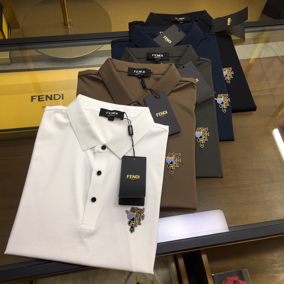 NO:124792,New product [Fend...] High-end Polo 2025SS Spring and Summer New Product Go Fashion and Casual Lapel T-shirt, Selected High-quality Tennis Cool Fabric, Stainless Cutting Process, Exquisite Logo Design Logo on the chest, Customer-supplied hardware and accessories, Simple and easy to match, a must-have item for casual business men!  SizeM-4XL [Please report height and weight by placing an order], fendi,tees,t-shirt,alexander wang19860909新品【Fend...】高端Polo 2025SS春夏新品 Go 时尚休闲翻领T恤,甄选优质天丝凉爽面料,无痕切割工艺,胸前精致logo设计标识,客供订织五金辅料,简约易搭配,休闲商务男人必备单品！ SizeM-4XL【下单请报身高体重】,,fendi,tees，t-shirt,alexander wang,Men's clothing
