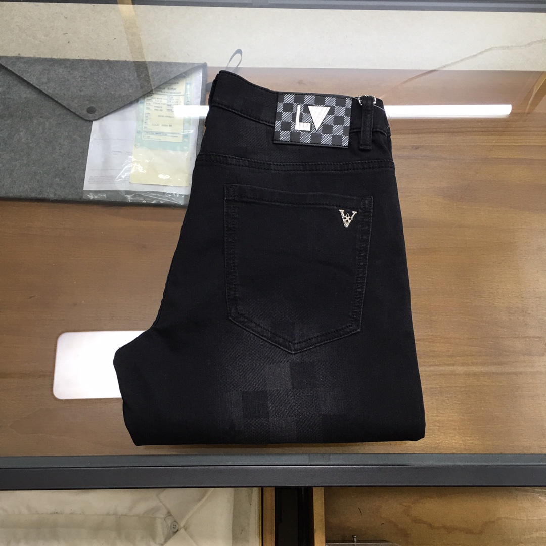 NO:124769,New product [l.v] 2025 spring and summer new style new men's jeans!  Trade-level OEM products are extremely rare. The exquisite and exquisite production process has reached the ultimate effect. Classic styles, original color cotton materials, and classic plain woven twill denim surfaces are woven by old-fashioned woven technology. They are soft, delicate, comfortable and breathable, and the original hardware accessories are washed with first-class texture!  Size 29-38,3537, jeans,alexander wang19860909新品【l.v】 2025春夏新款 新款男士牛仔裤！ 贸易级别的代工品,数量极其稀少.精良精细的制作工艺程度已经达到极致效果.经典绝伦的款式,原色棉料,经典的平织斜纹牛仔布面经由老式梭织工艺机织.柔软细腻舒适透气,原版五金配件水洗,质感一流！尺码29-38,3537,,jeans,alexander wang,Men's clothing