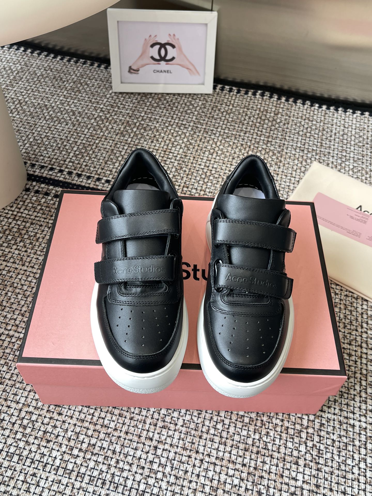 NO:233070,Acne Studios 25ss The latest thick-soled casual Velcro smiley white shoes. The most popular item is the white shoes, which can be matched with N styles. Whether you want to dress up as a handsome denim or an elegant OL, it can meet your requirements. Italian imported calfskin Acne classic smiling white shoes. The leather is delicate and shiny. The elasticity and softness are quite good, and the cost is much higher than that of ordinary cowhide!  Size 35-40 (40 custom made without return), casual shoes/sports shoes, acne studios, dior, sneakers, cowhide19860909Acne Studios 25ss 最新厚底休闲魔术贴笑脸小白鞋 最受欢迎的单品当属小白鞋,可以搭配出N种风格,无论你想扮成帅气的牛仔还是优雅的OL,它都能满足你的要求. 意大利进口小牛皮 Acne经典笑脸小白鞋 皮质细腻有光泽 弹性和柔软度都相当好,成本比普通牛皮高出许多！ 码数35-40（40定做不退换）,休闲鞋/运动鞋,acne studios,dior,sneakers,cowhide,Women's Shoes