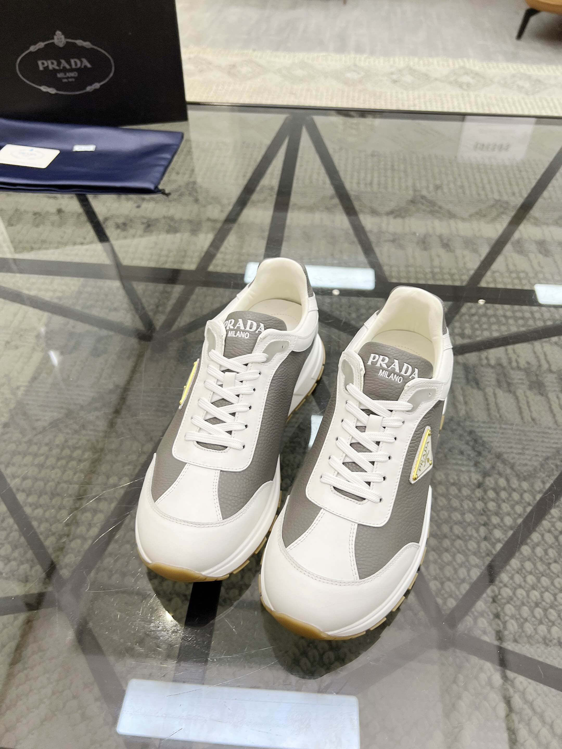 NO:222169,Brand P R A D A Color Original Color Pair Number 38-44 Customized 45.46 Price Material Prada New Product Original Single-Custom Low-top Casual Sports Shoes!  The upper is made of original soft cowhide with Prada logo cowhide inner lining. The original molded outsole of cowhide is made of high quality, worth owning. Prada, prada, sneakers, cowhide19860909品牌P R A D A 颜色原版配色 码数38-44定做45.46 价格 材质普拉达新品原单货低帮休闲运动鞋！鞋面采用原版柔软牛皮搭配普拉达标识牛皮内里 牛皮垫脚原版开模大底、高品质值得拥有,普拉达,prada,sneakers,cowhide,Men's shoes