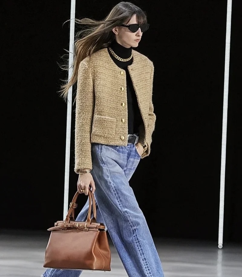 NO:320492,Model number G25030145 CELIN*E new high-end custom quality!  Sewn metal chain at hem with double pocket gold buckle round neck short long sleeve jacket!  Khaki, (M size shoulder width 38, bust 98, sleeve length 59, clothing length 5, celine, jackets & coats, alexander wang19860909款号G25030145 CELIN*E思琳新款高端定制质量！下摆缝制金属链条装饰双口袋金扣圆领短款长袖外套！卡其色,（M码肩宽38,胸围98,袖长59,衣长5,,celine,jackets & coats,alexander wang,Women's clothing