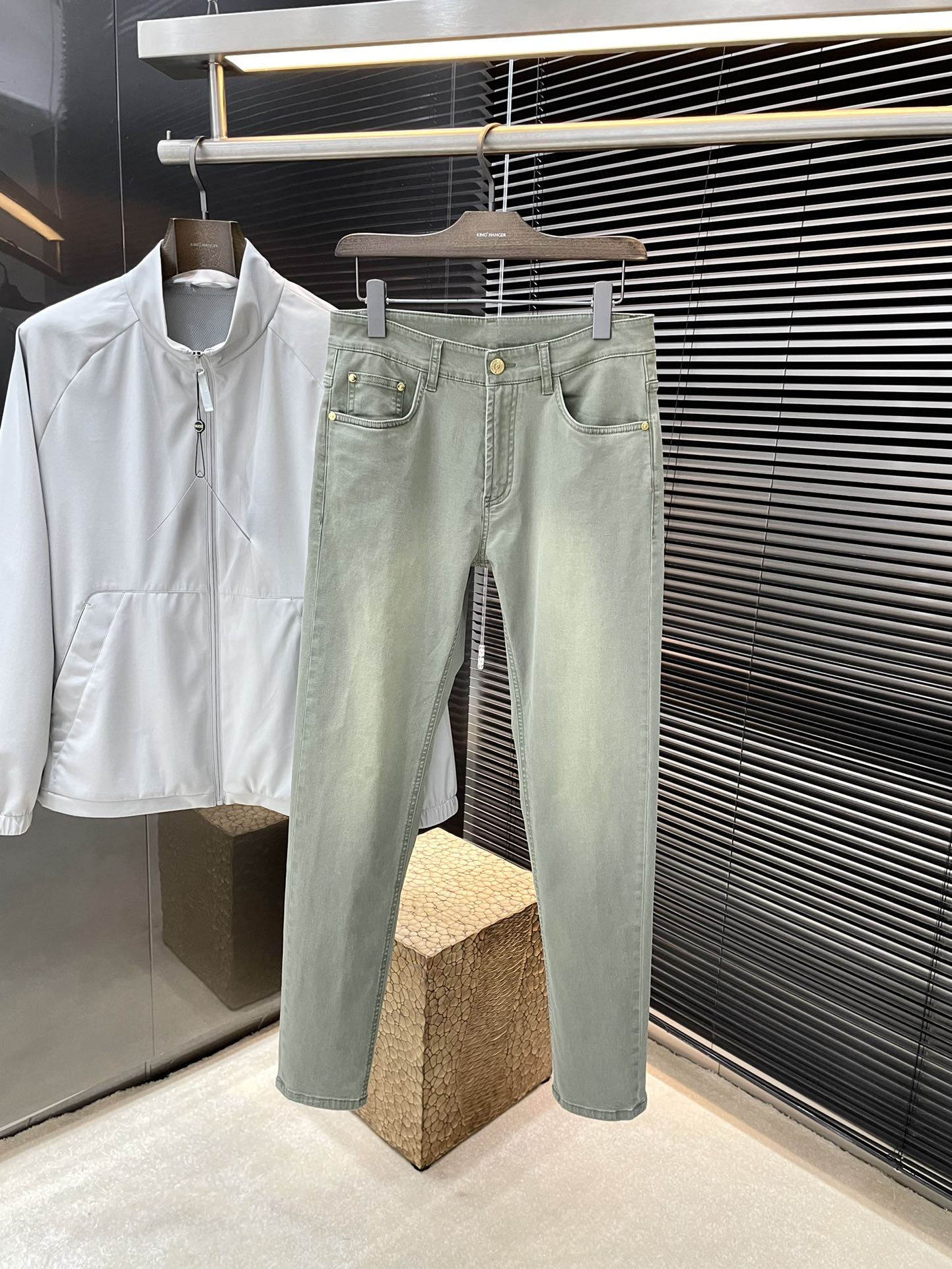 NO:126058,Gucci (Gucci) 2025 spring and summer new style jeans imported from Italian haute couture denim fabrics Fashion and casual Regular style Micro-stretch fabrics The fabric is comfortable and soft, breaking through the feel of conventional denim fabrics, not stuffy, and excellent comfort. It is free and versatile, and it does not deform for a long time. The upper body effect is excellent. The elegant and elegant tailoring, the design is constantly innovating, but it always maintains a noble and elegant style and taste. The charm of fashion. The small straight line of the style is fashionable. The counter number is 29-38 (37),,gucci,gucci,jeans,alexander wang19860909Gucci（古驰）2025春夏季新款牛仔裤 进口意大利高定牛仔面料 时尚休闲 常规版型 微弹力面料 面料舒适柔软,突破常规牛仔的面料手感,不闷热,舒适感极佳.随意百搭 久洗不变形 上身效果极佳.大方优雅的剪裁,设计不断创新却始终保持着高贵优雅的风格和品位 演绎时尚魅惑 版型小直筒 时尚佳品 专柜码数29-38（37）,,gucci,gucci,jeans,alexander wang,Men's clothing