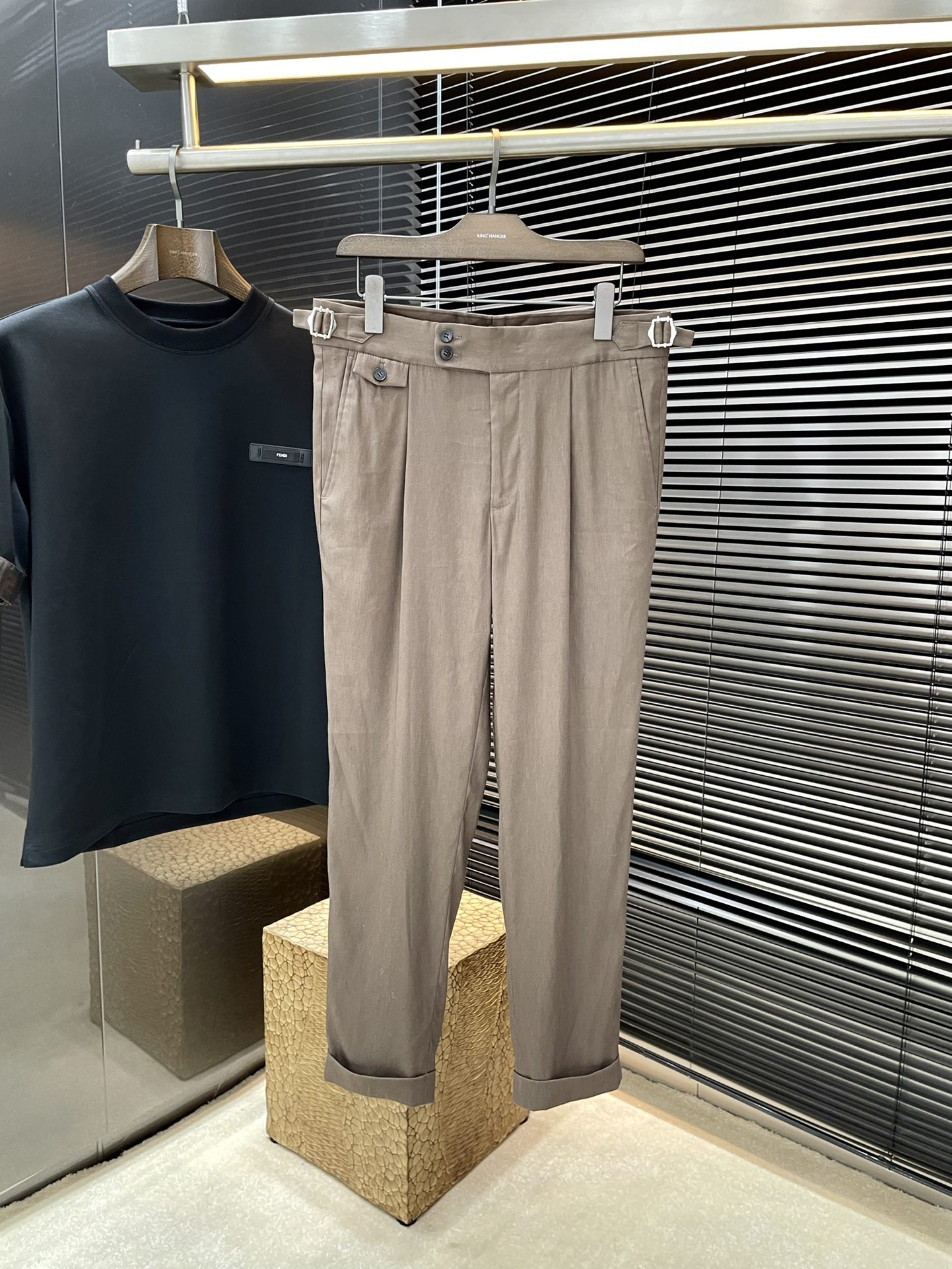 NO:126061,Loro Piana (Nuoyou Pianya) 2025 spring new style, the latest casual pants. The original pants are casual and versatile, casual and lazy, customized original polyester fiber fabric, full of comfort. High-end and atmospheric, does the taste of spring have? The first choice. Number 30-38 (37) purchasing level...,,loro piga,alexander wang19860909Loro Piana（诺悠翩雅） 2025春季新款,最新休闲裤.原版裤型上身休闲百搭、随性慵懒范,定制原版聚脂纤维面料,舒适感爆棚.高端大气,春天的味道有没有,首选 .码数30-38（37）代购级别……,,loro piana,alexander wang,Men's clothing