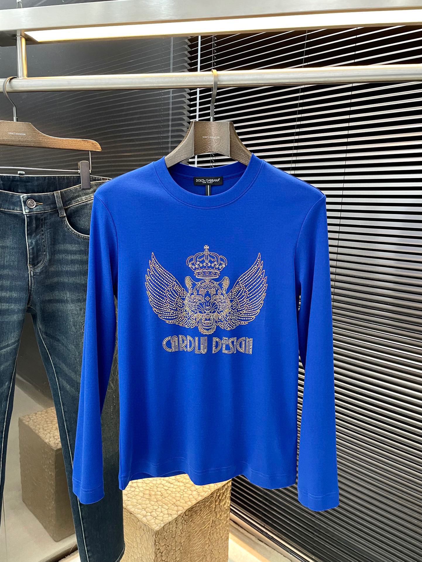 NO:126041,Dolce&Gabbana- (Dolce&Gabbana) 2025 spring new style, the latest hoodie in the counter, the original style is casual and versatile, casual and lazy, customized original double-sided mercerized fabric, full of comfort. High-end and atmospheric, does the taste of spring have? First choice. Code M-3XL Purchase Level...,,Dolce&Gabbana,Dolce&Gabbana,hoodie,sweatshirts,alexander wang19860909Dolce&Gabbana-（杜嘉班纳）2025春季新款,专柜最新卫衣 原版版型上身休闲百搭、随性慵懒范,定制原版双面丝光面料,舒适感爆棚.高端大气,春天的味道有没有,首选 .码数M-3XL 代购级别……,,Dolce&Gabbana,Dolce&Gabbana,hoodie,sweatshirts,alexander wang,Men's clothing