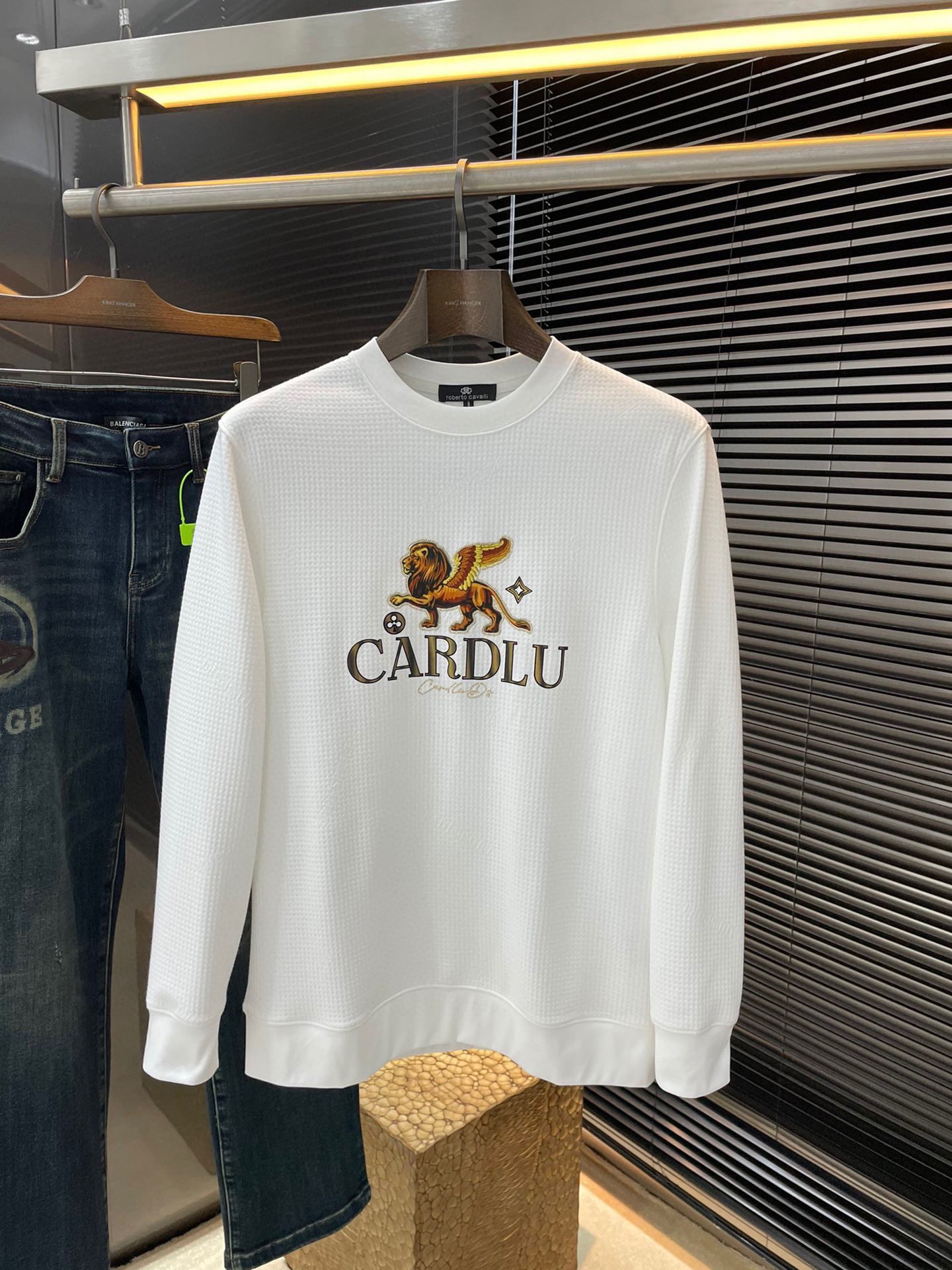 NO:126046,Cavalli- (Cavalli) 2025 spring new style, the latest hoodie in the counter, the original version is casual and versatile, casual and lazy, customized original houndstooth jacquard fabric, full of comfort. High-end and atmospheric, does the flavor of spring have? First choice. Code M-3XL Purchase Level...,,hoodie, sweatshirts,alexander wang19860909Cavalli-（卡瓦利）2025春季新款,专柜最新卫衣 原版版型上身休闲百搭、随性慵懒范,定制原版千鸟格小提花面料,舒适感爆棚.高端大气,春天的味道有没有,首选 .码数M-3XL 代购级别……,,hoodie,sweatshirts,alexander wang,Men's clothing