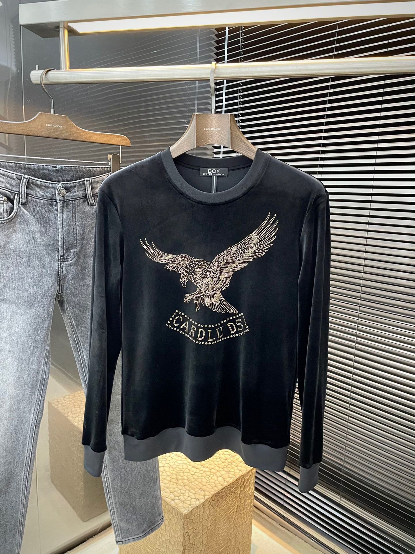 NO:126051,Boy 2025 spring new style, the latest hoodie for the counter, the original style is casual and versatile, casual and lazy, customized original imported velvet fabric, full of comfort. High-end and atmospheric, does the flavor of spring have? First choice. Code M-3XL Purchase Level...,,hoodie, sweatshirts,alexander wang19860909Boy 2025春季新款,专柜最新卫衣 原版版型上身休闲百搭、随性慵懒范,定制原版进口丝绒面料,舒适感爆棚.高端大气,春天的味道有没有,首选 .码数M-3XL 代购级别……,,hoodie,sweatshirts,alexander wang,Men's clothing