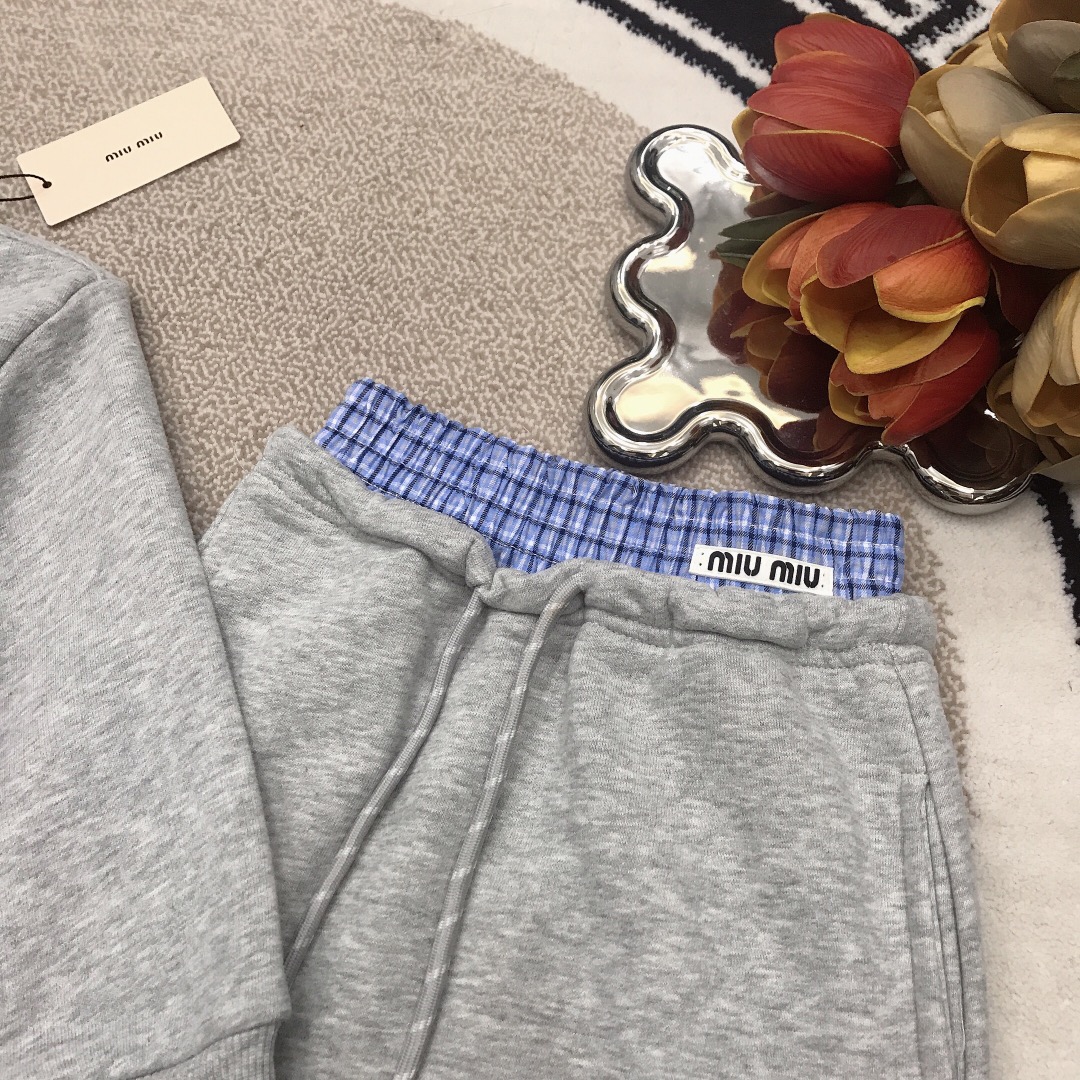 Miu Miu Girls' Sweatshirt & Skirt Set - Stylish & Comfortable Outfit 9 i1740796806 9125 7