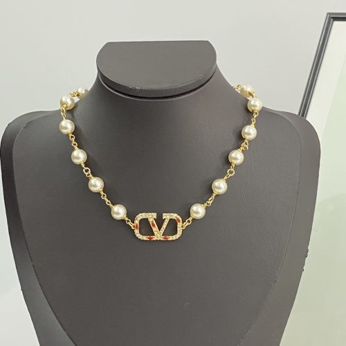 Valentino Parel Ketting met Kristallen V-Logo en Robijnrode Accenten 1 Valentino Parel Ketting met Kristallen V-Logo en Robijnrode Accenten
